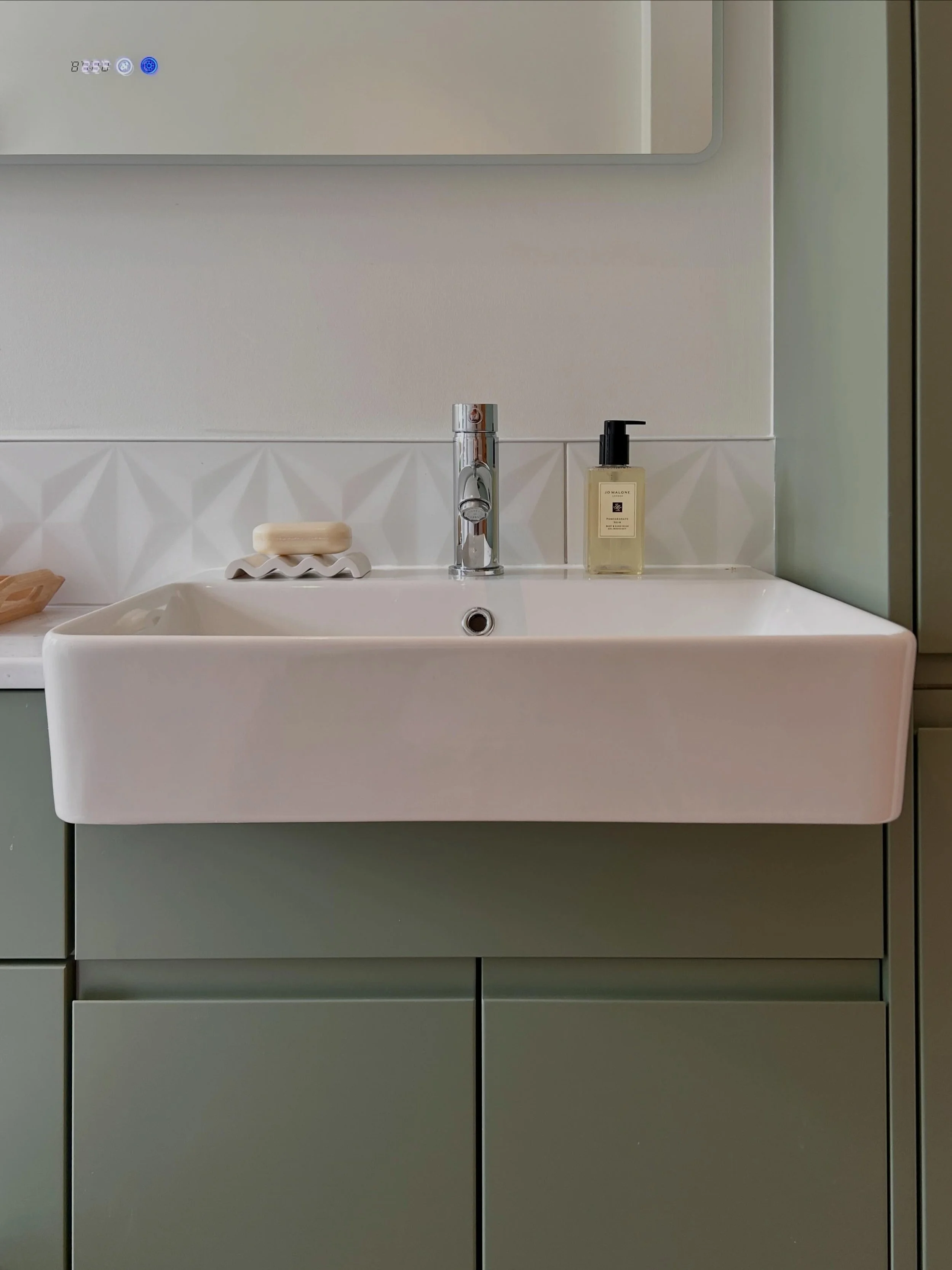 Bathroom styling details ✨ 

Once the main elements of a design are in place, the final styling helps bring the scheme together.

For this bathroom, I selected simple accessories, natural textures and soft tones that sit comfortably within the overal