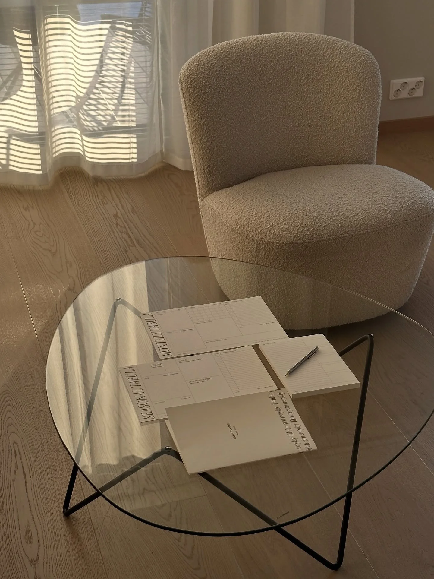 T&auml;n&auml; viikonloppuna on itsell&auml;ni kalenteri kaukana mutta Ella hoitaa senkin edest&auml; asioita 🤎 Meid&auml;n teht&auml;v&auml; on auttaa sinua l&ouml;yt&auml;m&auml;&auml;n sopiva vuokrakoti tai vuokraamaan sijoitusasuntosi niin, ett&