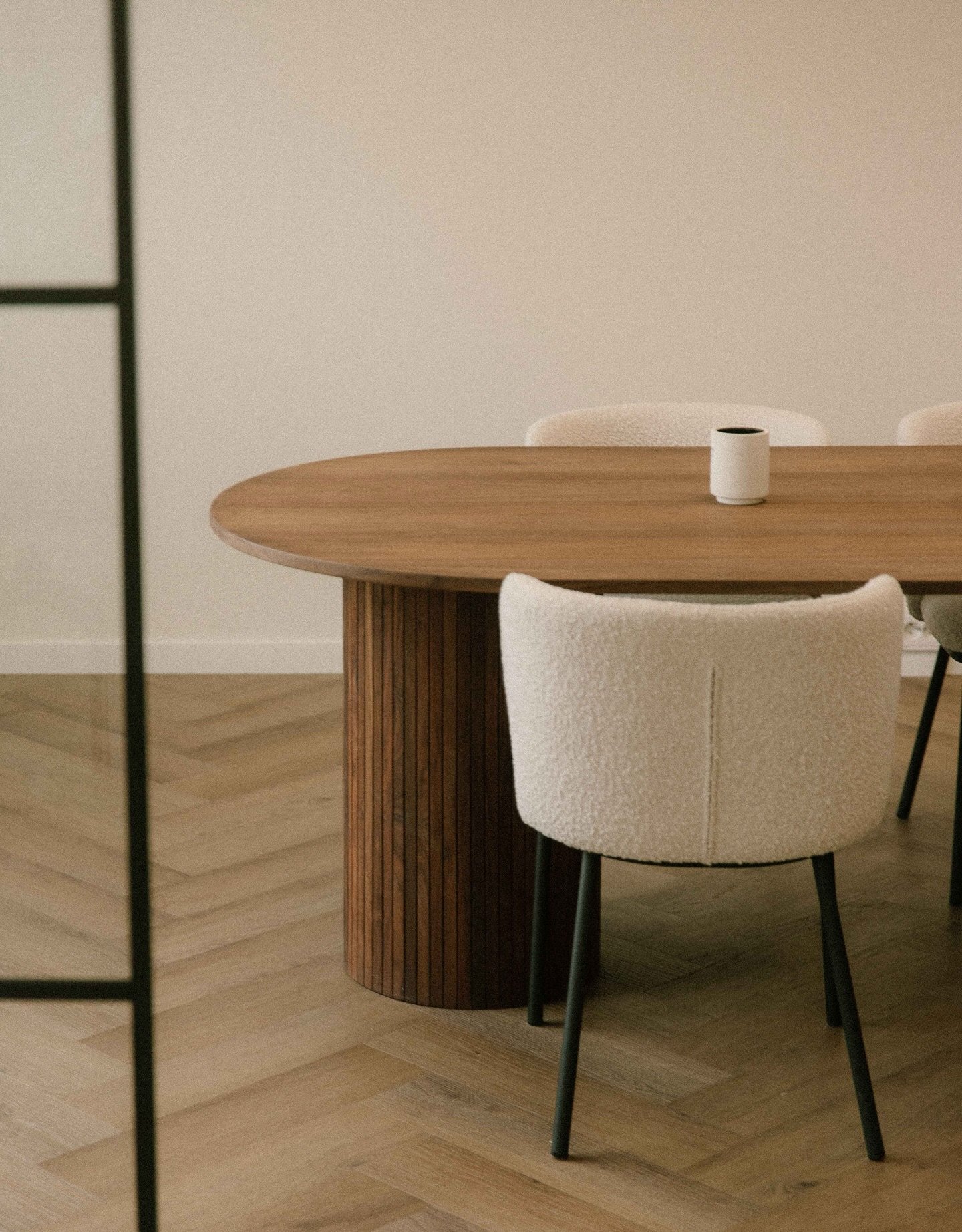 Viikonloppu on olemiselle ja toisinaan tekemiselle. 🤍 Sille, ett&auml; on y&ouml;puvussa koko p&auml;iv&auml;n ja toisena p&auml;iv&auml;n&auml; siivoaa kaapit viimeist&auml; p&ouml;lyhiukkasta my&ouml;ten. Meill&auml; viikonloput menev&auml;t usein