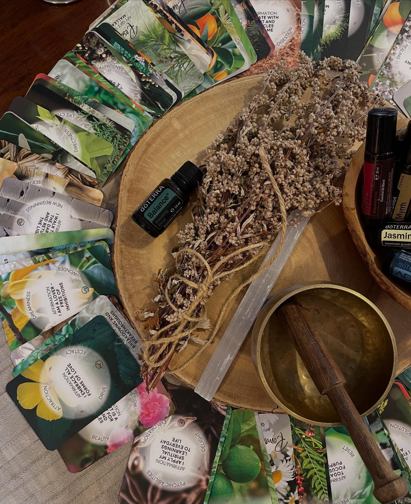 When two of my favourite things come other in one glorious morning: essential oils and forest bathing 🙏🏻🌳

Learning how the natural compounds with  pure oils work with the chemistry of our bodies to heal us at a cellular level. Absolutely mind blo