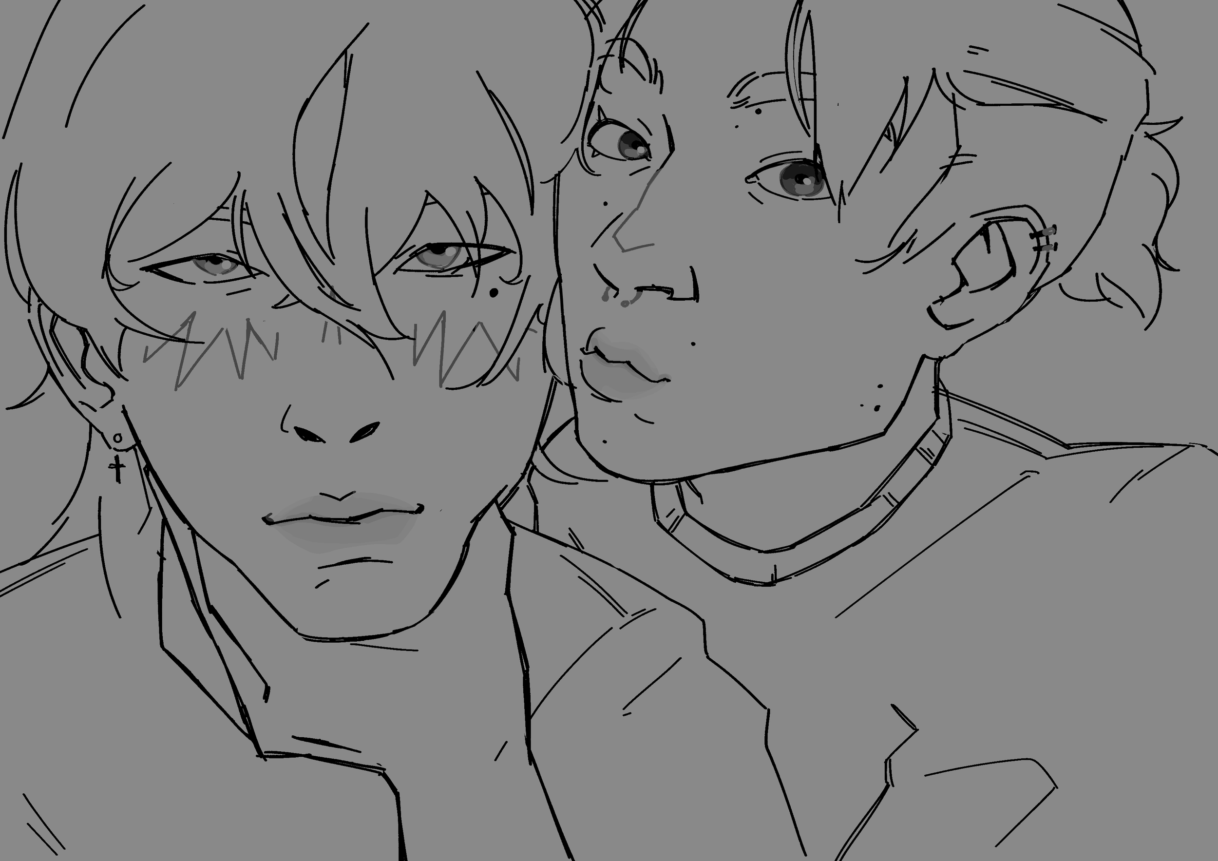 Deux jeunes hommes avec des cheveux bouclés, se rapprochant.