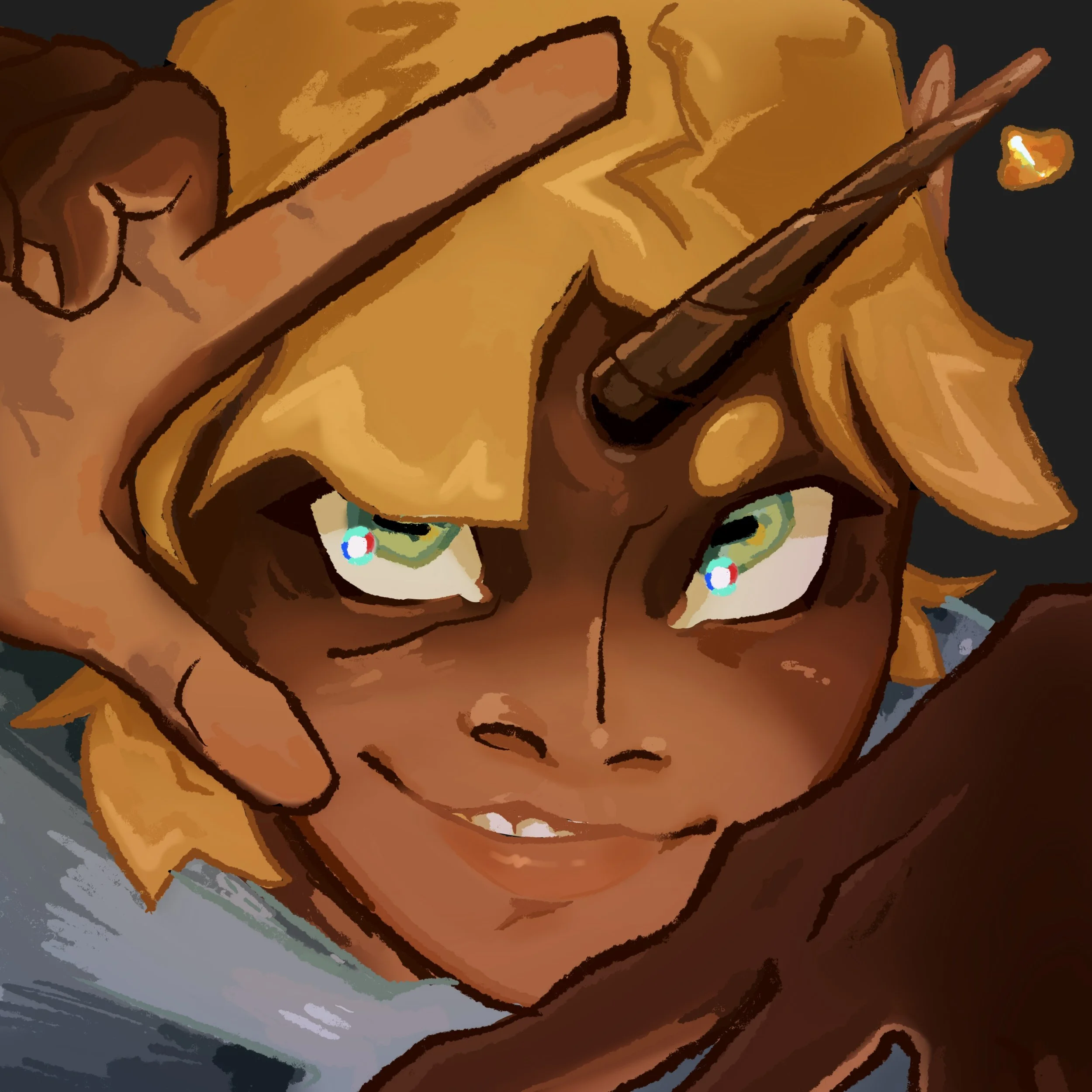 Un personnage avec des cheveux blonds, des yeux verts et une corne, faisant un signe de paix avec ses doigts.