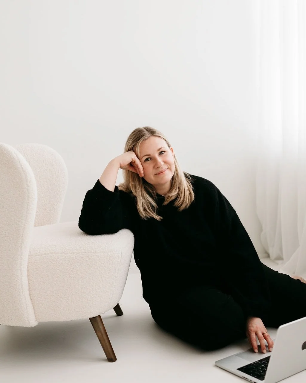 Luvassa pieni nostalgiahetki: 
&rdquo;Do more of what you love&rdquo; luki ensimm&auml;isess&auml; kuvassa, jonka postasin t&auml;lle tilille tasan 8 vuotta sitten 🥹

Alunperin tarkoitus oli vain jakaa t&auml;&auml;ll&auml; omaa taideharrastusta ja 