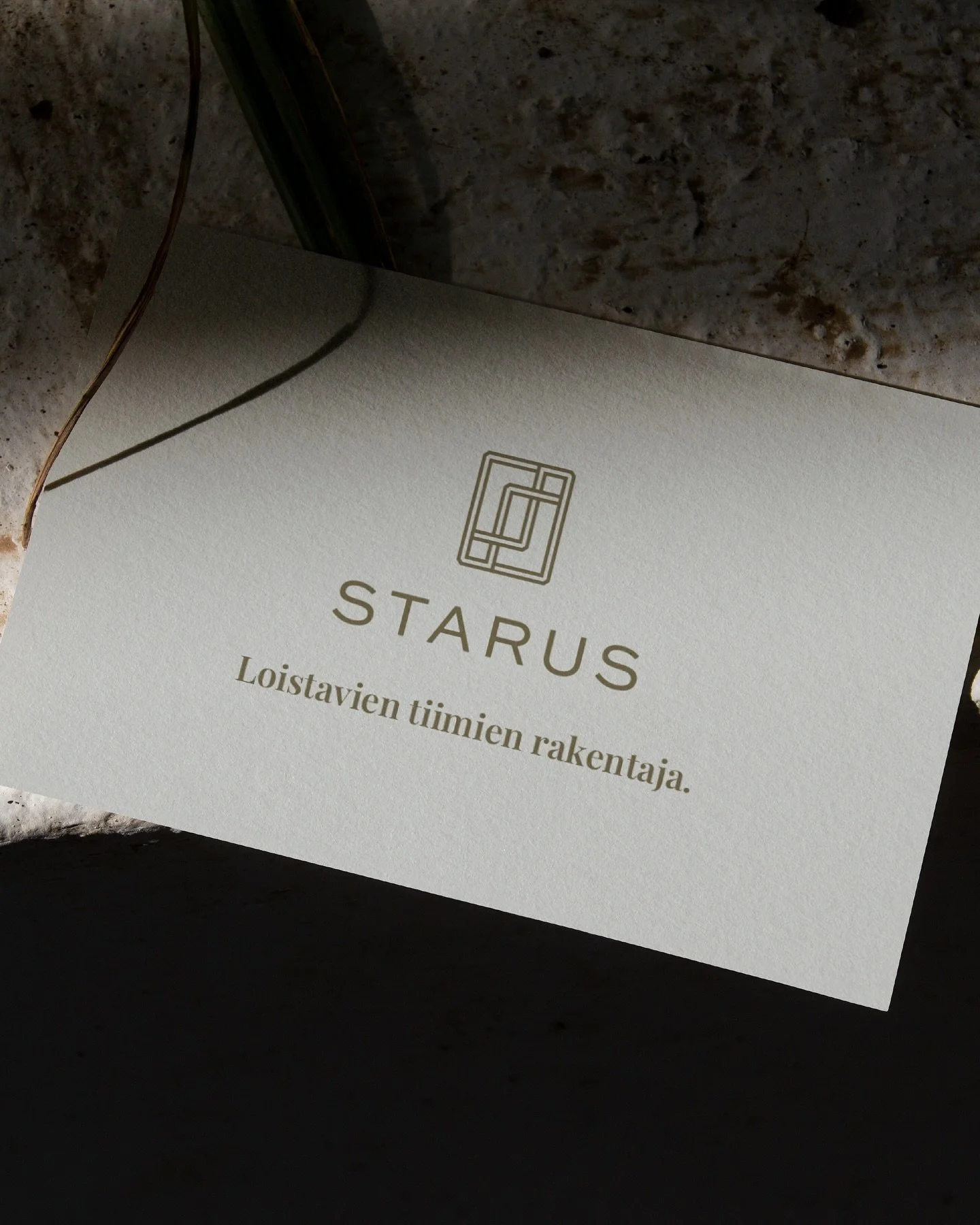 Esittelyss&auml;: Br&auml;ndi-identiteetti HR-alan asiantuntijayritys Starukselle

Staruksen tarkoitus on auttaa yrityksi&auml; saavuttamaan liiketoiminnan tavoitteita ihmisl&auml;ht&ouml;isen henkil&ouml;st&ouml;johtamisen ja ty&ouml;hyvinvoinnin ed