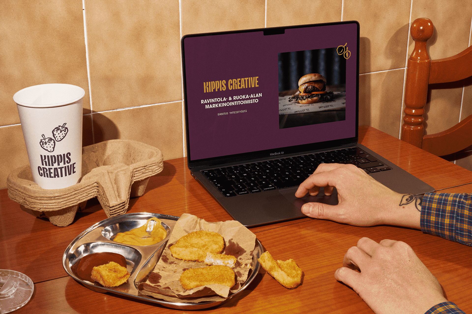 Kippis Creative läppäri ja ruoka-min.png