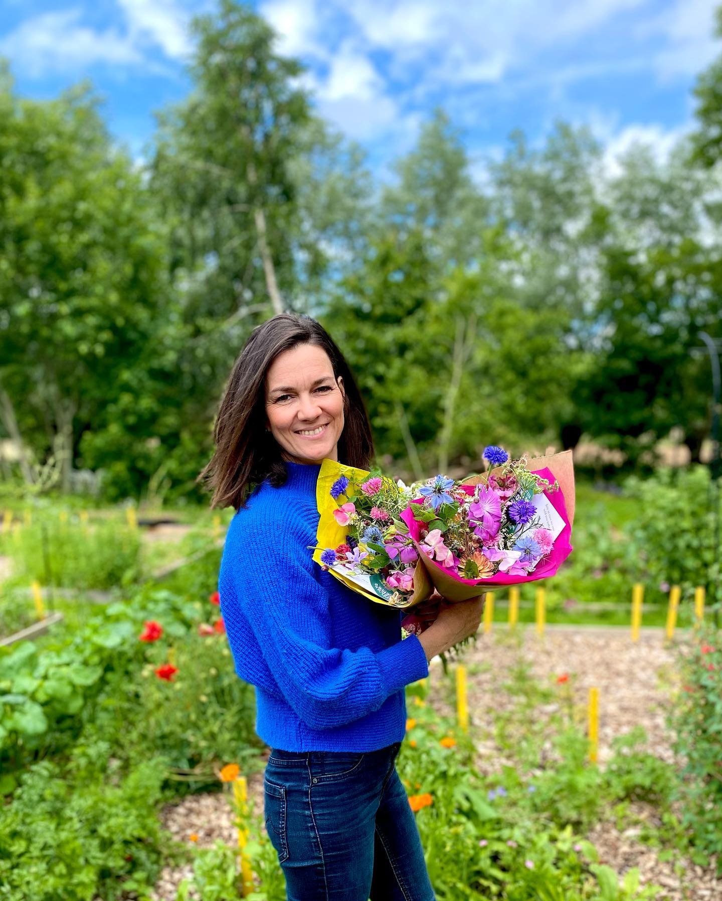 Op 16 juni is het de Dag van het Eenzame Boeket. Op deze dag leggen telers en floristen overal boeketten met bloemen van eigen bodem die voorbijgangers gratis mogen meenemen.  Kan je de plaats herkennen, spoed je, dan is &eacute;&eacute;n van deze bo