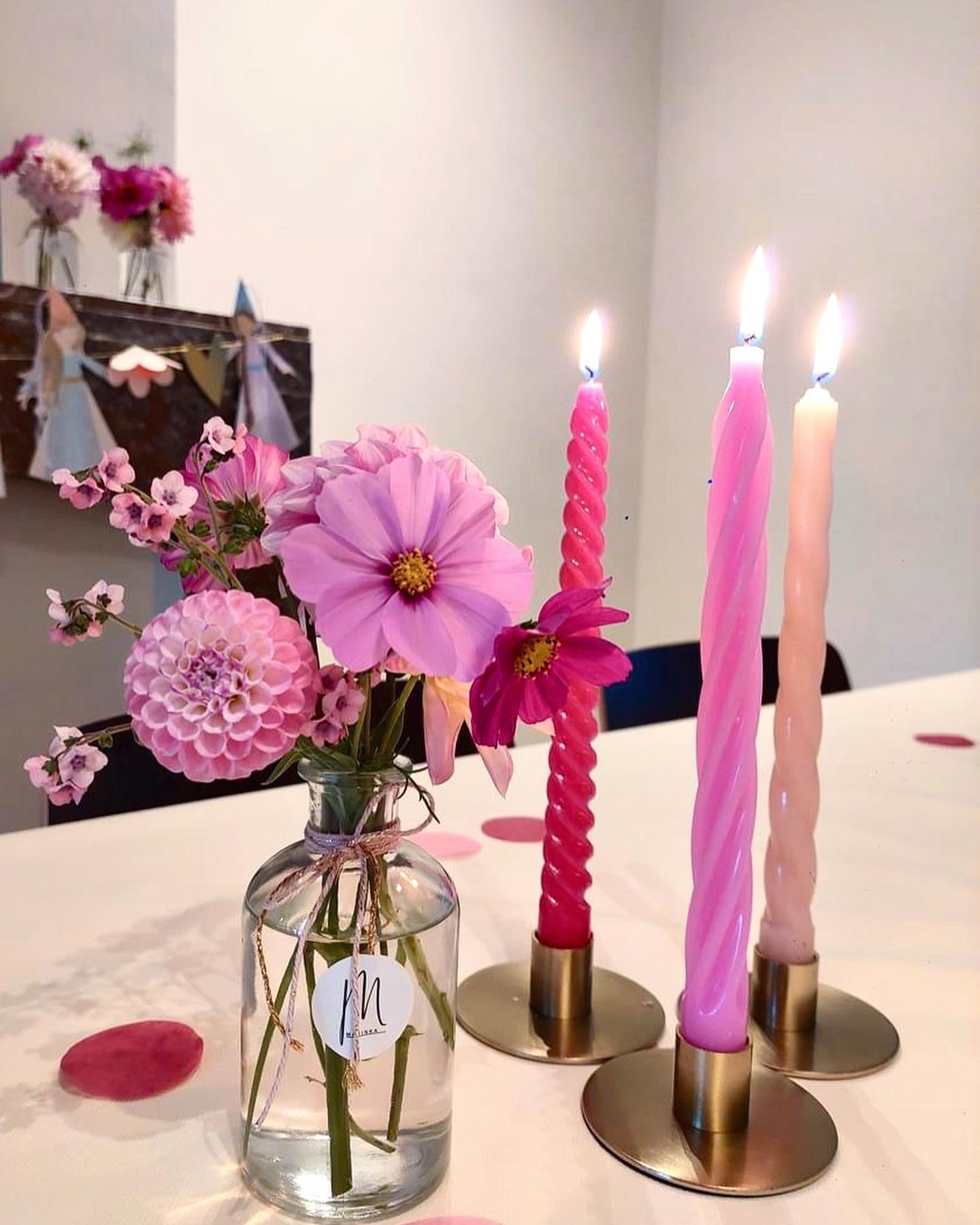 ✨ Laat je betoveren door een tafel vol bloemenpracht!🌸

Met een vleugje elegantie en een boeket vol kleuren cre&euml;ren we een sfeer die al je zintuigen prikkelt. 

Droom weg bij de geur van verse bloemen en geniet van een moment van luxe en gezell