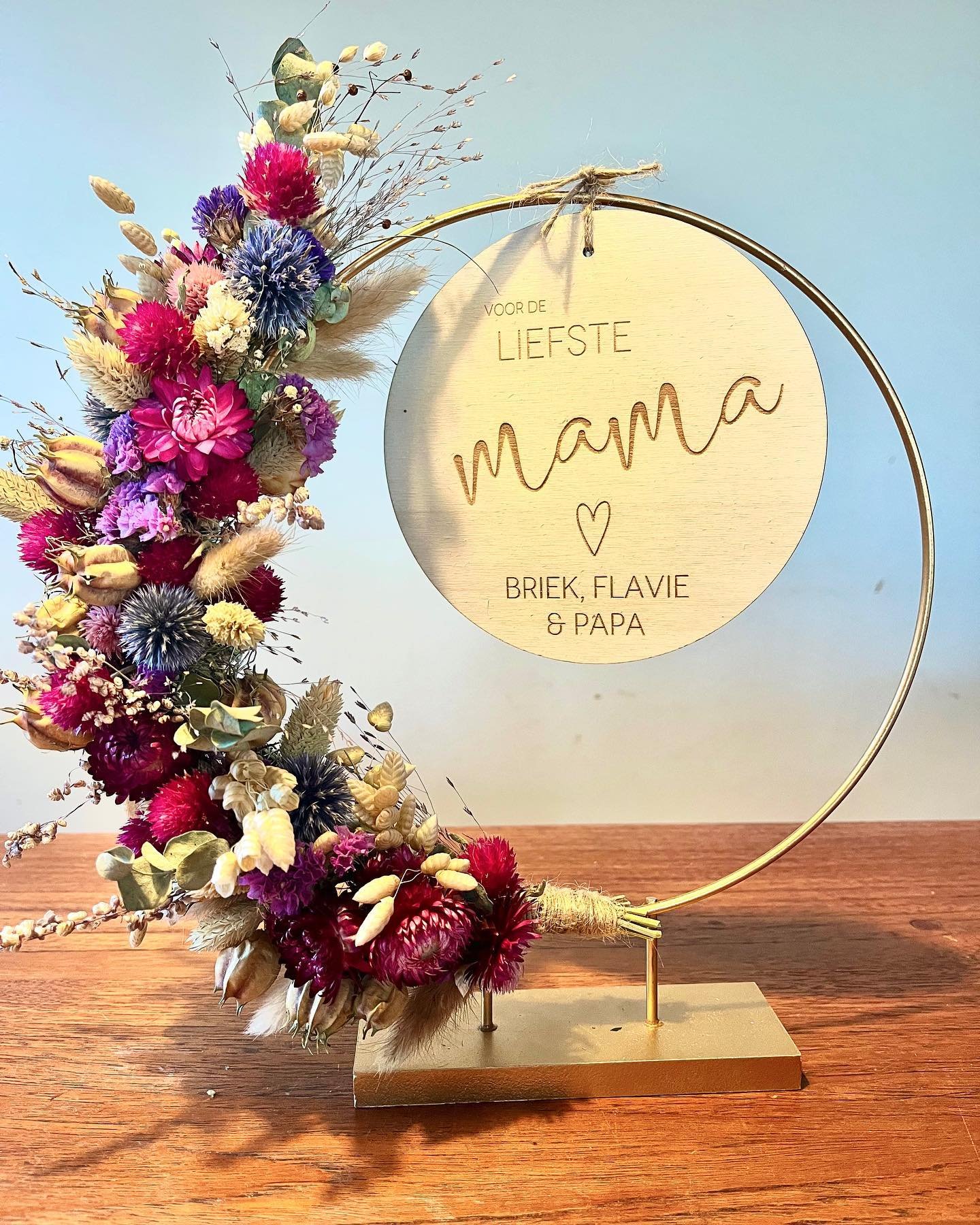 Een flowerhoop is heel leuk om te geven en te krijgen. Denk maar aan een communie, lentefeest, kraamcadeau, pensioenfeest, verjaardag, moederdag enz. 
Te personaliseren met een houten naam of rond houten bordje met persoonlijke boodschap. 

De hoop h
