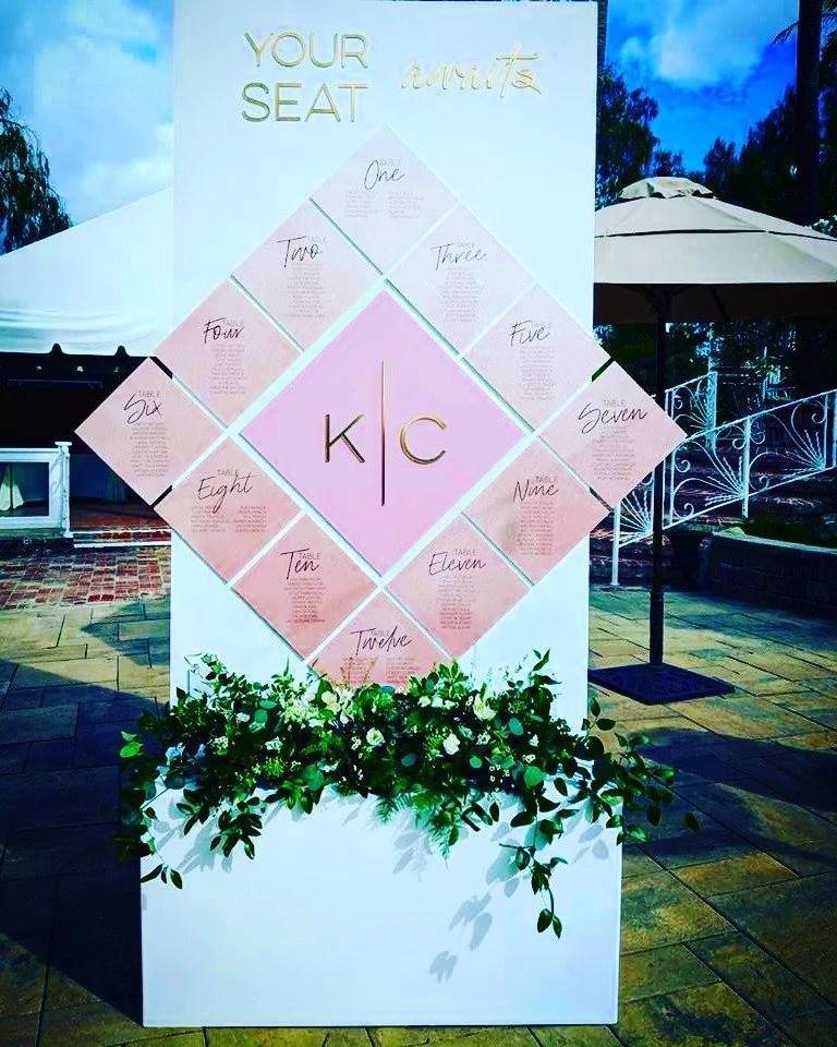 Seating Charts vs. Escort Cards 
Both guide guests to their seats, but each offers a different experience.

**Seating Charts** 
A single display listing all guest names and table assignments.
 
**Advantages:** 
*Creates a stunning focal point for you