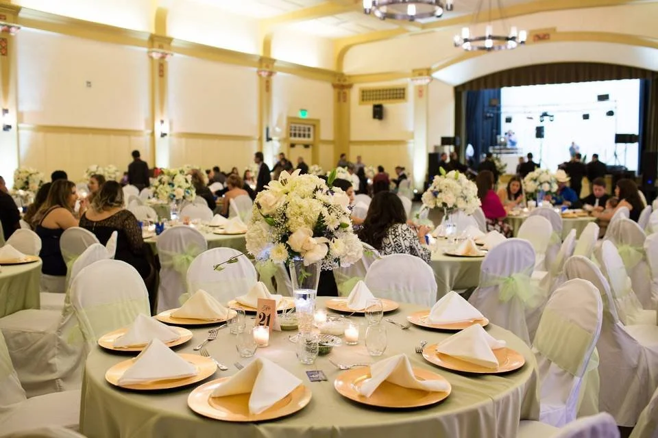 1534523500-5dd2bf982eeebf3c-1534523498-4004032b4c27376e-1534523451507-23-Ballroom_Wedding_.jpeg