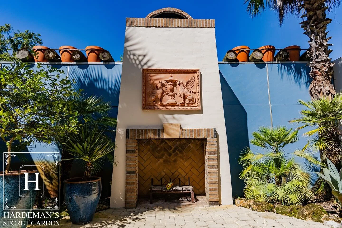 The Succulent Garden offers a cozy retreat for cocktail hours, photo ops, or intimate gatherings. Framed by greenery and a warm fireplace glow, it’s the perfect spot for connection.
#hardemanssecretgarden #weddings #weddingreceptions #weddingv