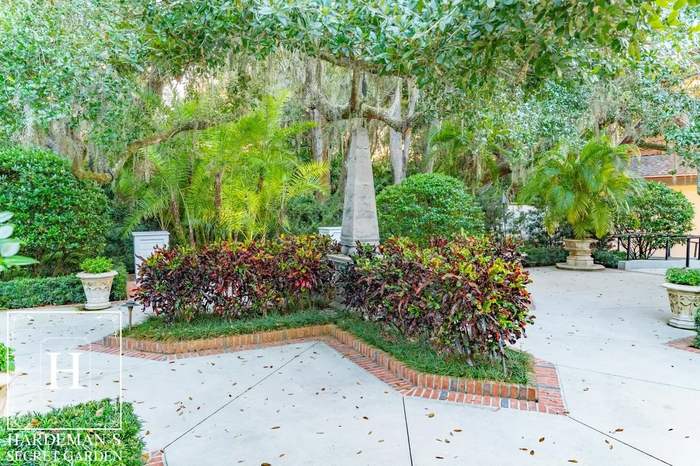 Refined, balanced, and timeless &mdash; the Formal Garden offers a classic backdrop for ceremonies and elegant gatherings.

www.hardemanssecretgarden.com
#hardemanssecretgarden #weddings #weddingreceptions #weddingvenue #weddingtime #wedding #wedding