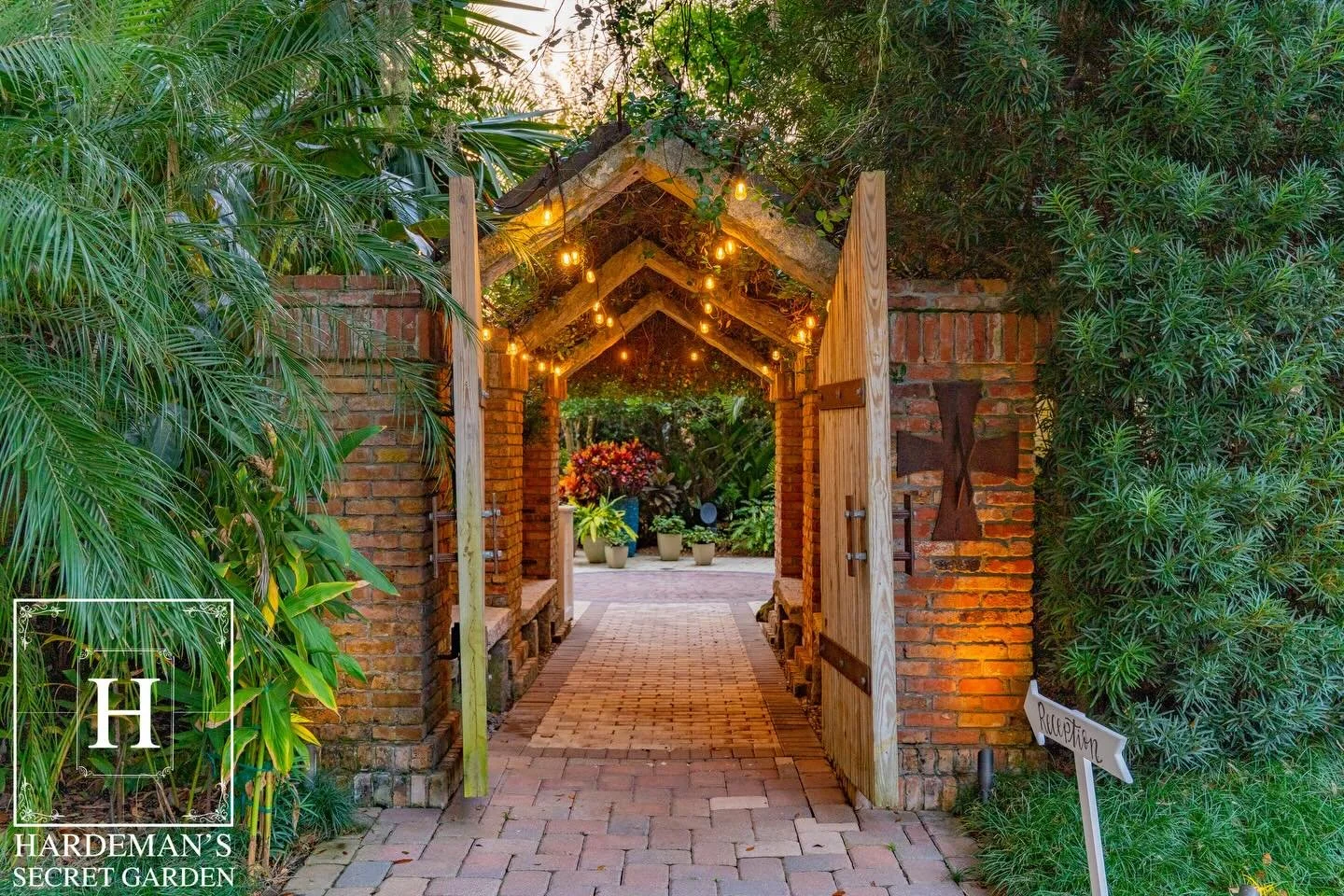 As the light softens and the sky begins to glow, Hardeman&rsquo;s Secret Garden becomes even more breathtaking.

www.hardemanssecretgarden.com
#hardemanssecretgarden #weddings #weddingreceptions #weddingvenue #weddingtime #wedding #weddingphotography