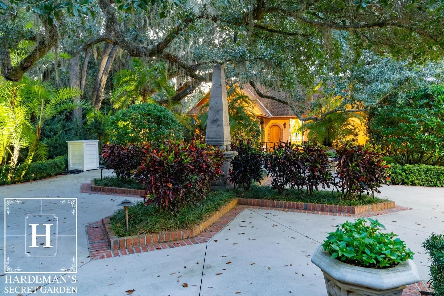 The Formal Garden at Hardeman&rsquo;s Secret Garden offers a refined setting that brings structure and beauty together in perfect balance.

www.hardemanssecretgarden.com
#hardemanssecretgarden #weddings #weddingreceptions #weddingvenue #weddingtime #