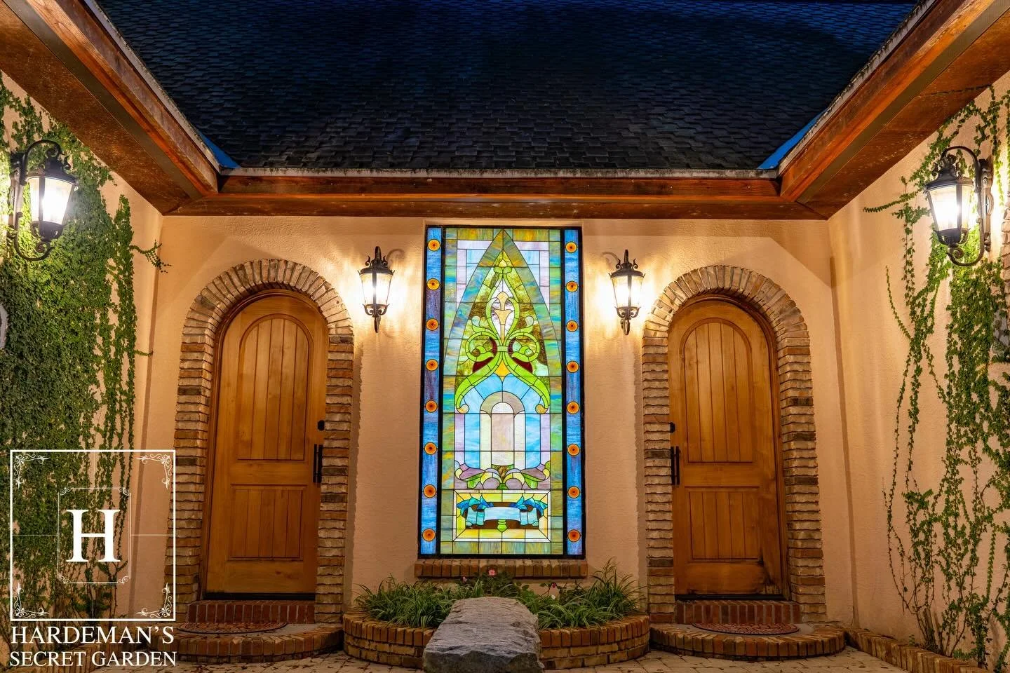 Throughout Hardeman&rsquo;s Secret Garden, rustic structures and thoughtfully designed architecture add character and charm to every space. 

hardemanssecretgarden.com
#hardemanssecretgarden #wedding #weddingvenue