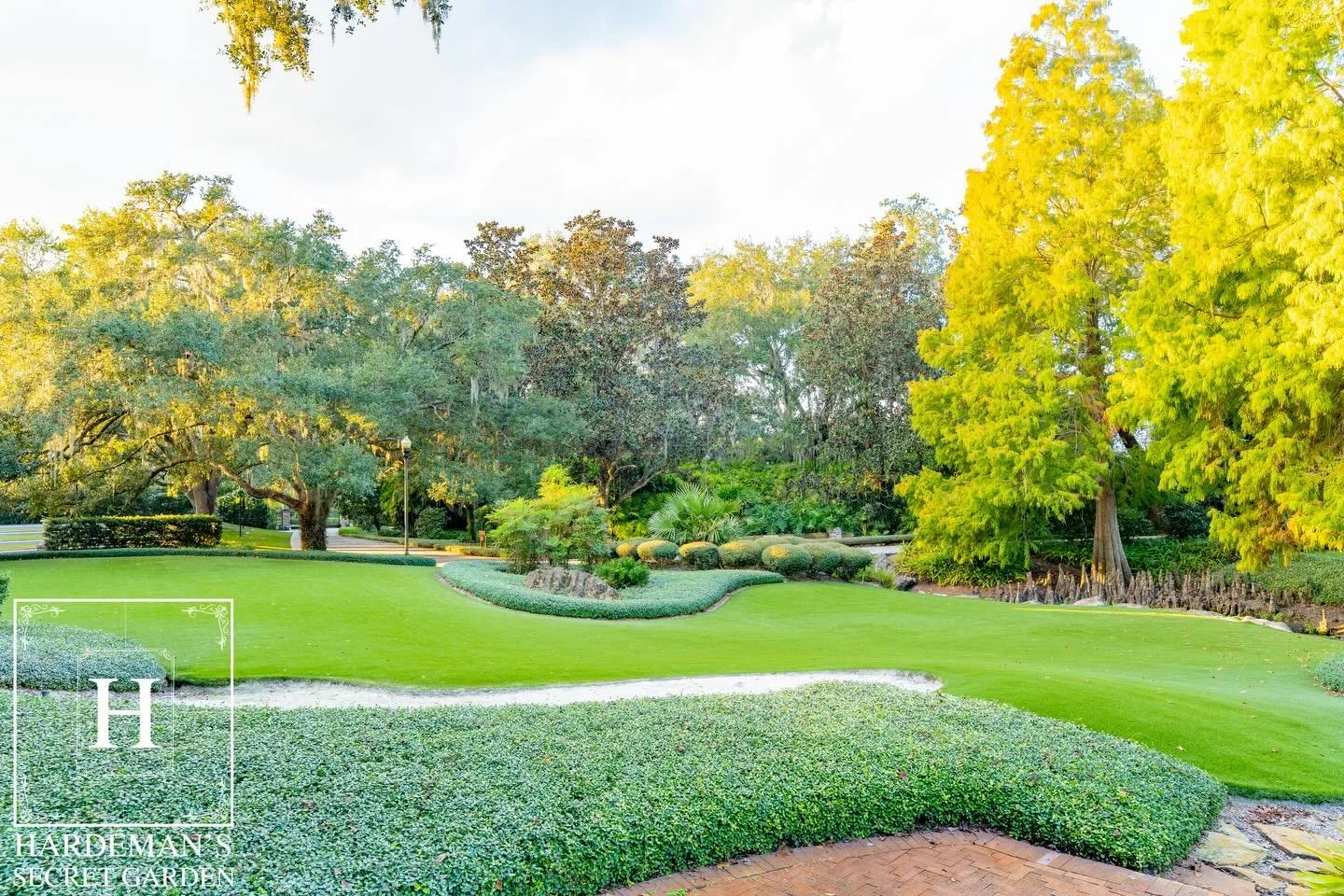 Spacious and beautifully maintained, the Estate Lawn offers an open, inviting setting framed by manicured landscaping and lush surroundings.

hardemanssecretgarden.com
#hardemanssecretgarden #wedding #weddingvenue