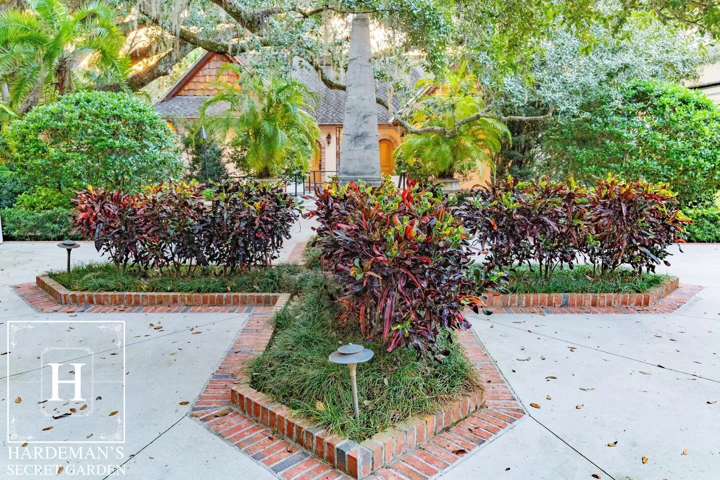 Elegant and thoughtfully arranged, the Formal Garden offers a refined setting with welcoming seating areas and a striking stone obelisk at its center.

hardemanssecretgarden.com
#hardemanssecretgarden #wedding #weddingvenue