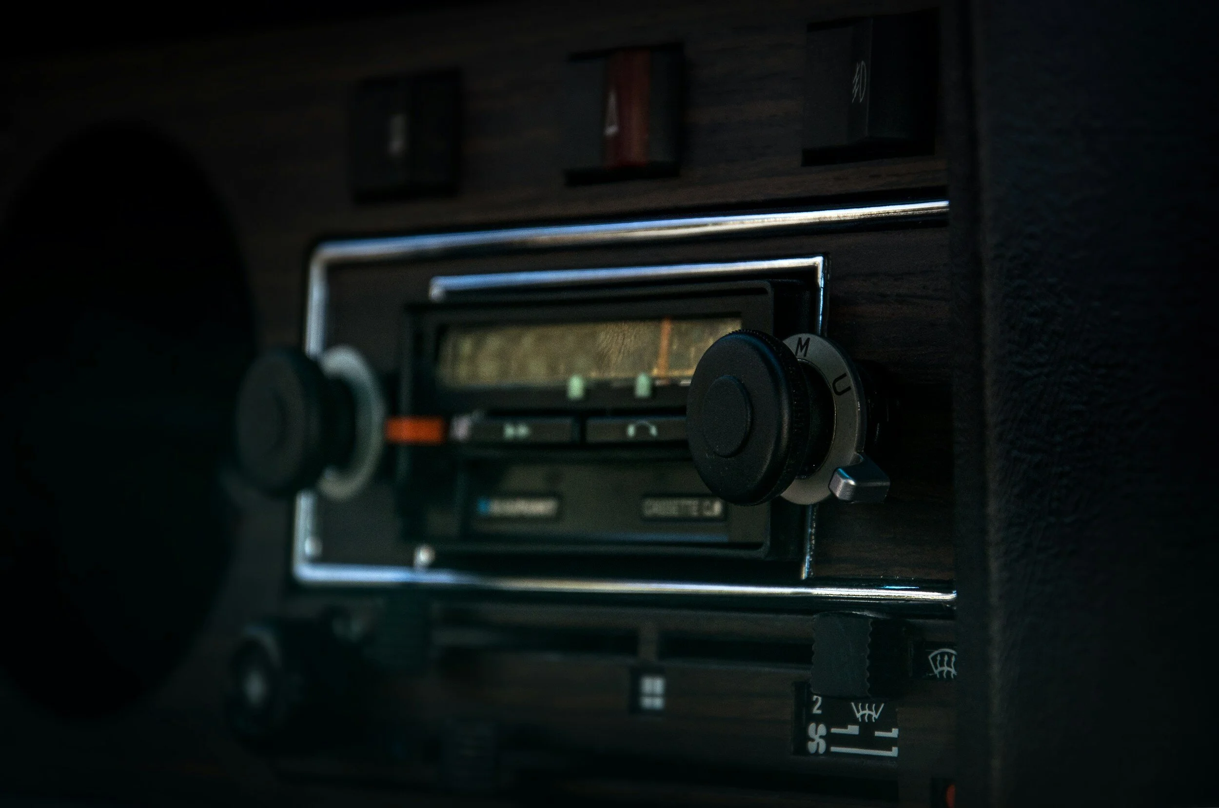 Vieille radio de voiture avec commandes et boutons.