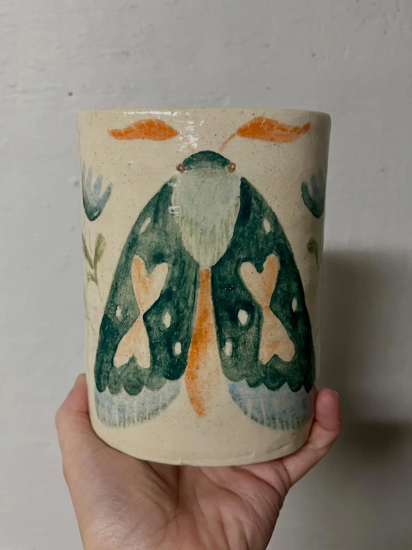 Experimenting with a new glazing technique, and I think I like it! 

#pottery #ceramics #underglazepainting