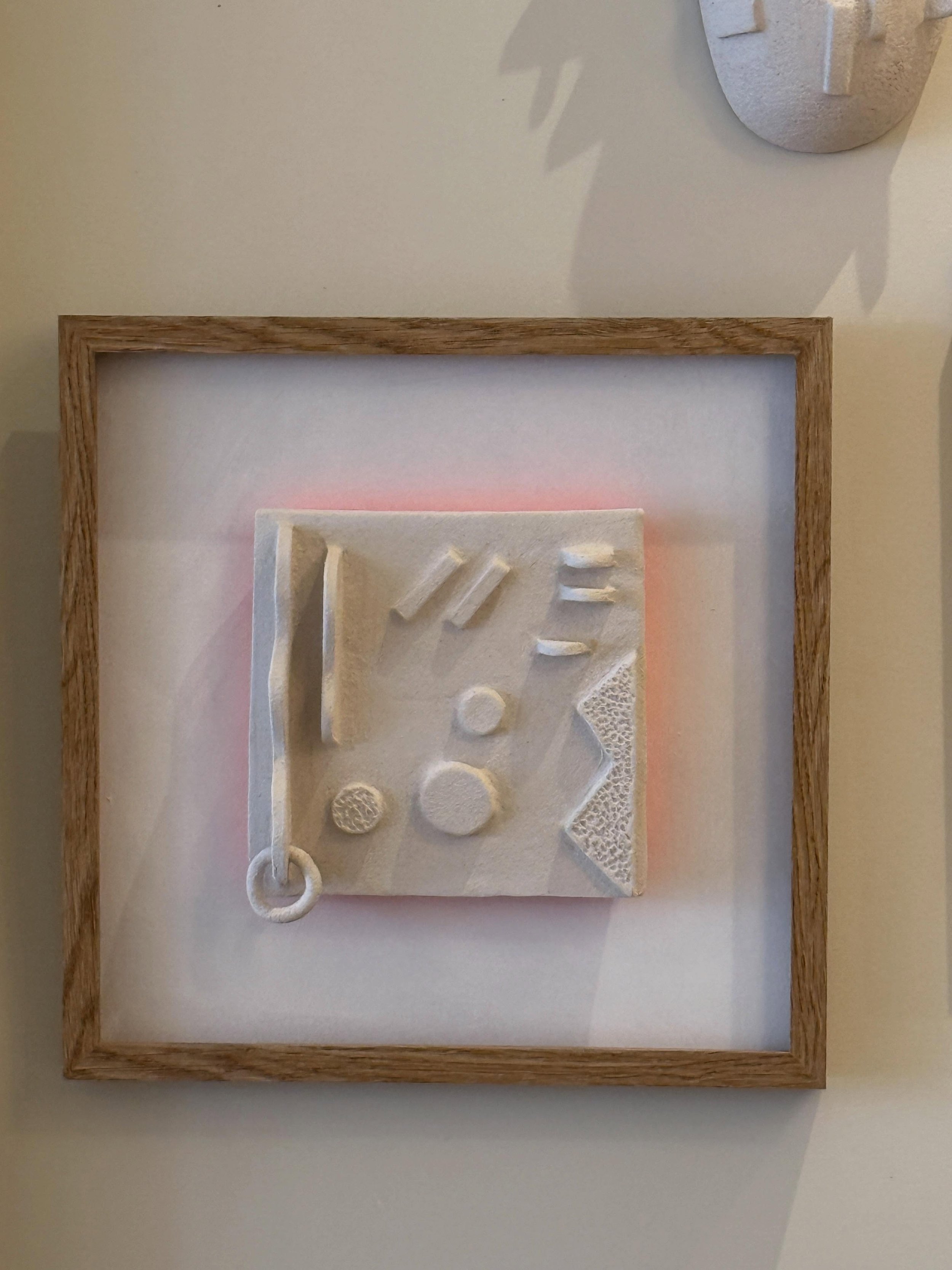 Halo Inca - quand votre lumi&egrave;re, votre &eacute;nergie se r&eacute;v&egrave;le et vous porte ☀️

Gr&egrave;s chamott&eacute; 
Encadrement ch&ecirc;ne naturel
33x33cm
Prix sur demande

#ceramics #poterie #homedecor #walldecoration