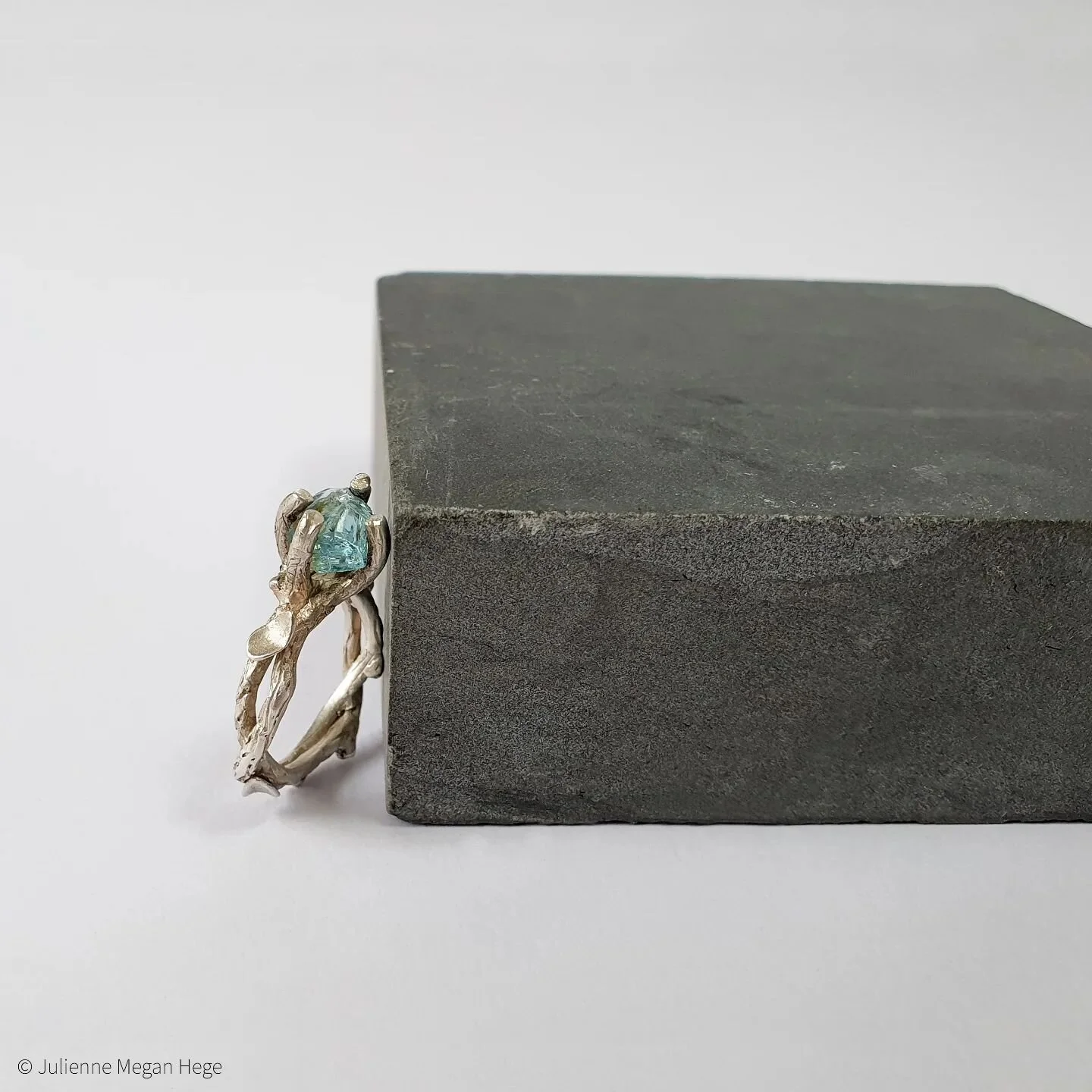 Fairytale Ring 💫
Blauer Aquamarin als Rohstein gefasst 
#design #jewellery #gemstones #aquamarine