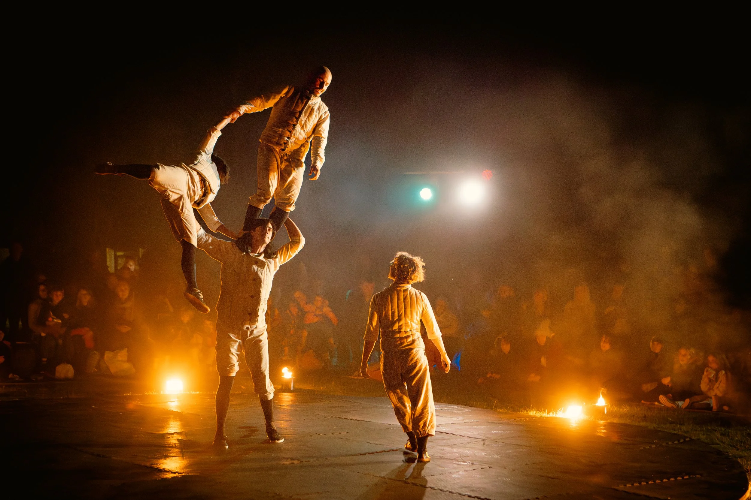 FIRESIDE
NIKKI & JD / LOST DOG
 UK 
  EN TOURNÉE, EN RUE  