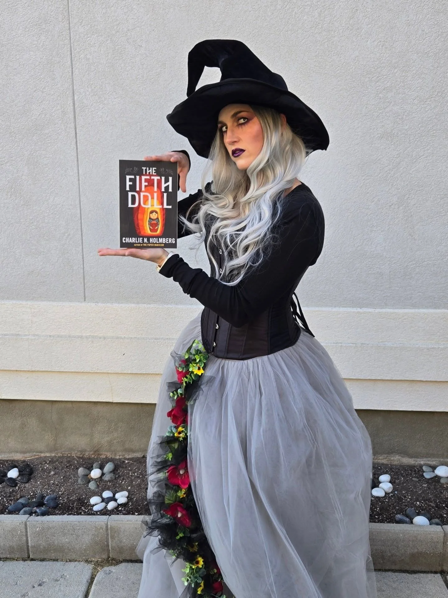 𝗪𝗵𝗮𝘁 𝗮𝗿𝗲 𝘆𝗼𝘂𝗿 𝗳𝗮𝘃𝗼𝗿𝗶𝘁𝗲 𝘀𝗽𝗼𝗼𝗸𝘆 𝗿𝗲𝗮𝗱𝘀?
From my own books, 𝘛𝘩𝘦 𝘍𝘪𝘧𝘵𝘩 𝘋𝘰𝘭𝘭 and 𝘒𝘦𝘦𝘱𝘦𝘳 𝘰𝘧 𝘌𝘯𝘤𝘩𝘢𝘯𝘵𝘦𝘥 𝘙𝘰𝘰𝘮𝘴 have the best October vibes. 😎 
𝗛𝗮𝘃𝗲 𝗮𝗻𝘆 𝗳𝘂𝗻 𝗛𝗮𝗹𝗹𝗼𝘄𝗲𝗲𝗻 𝗽𝗹