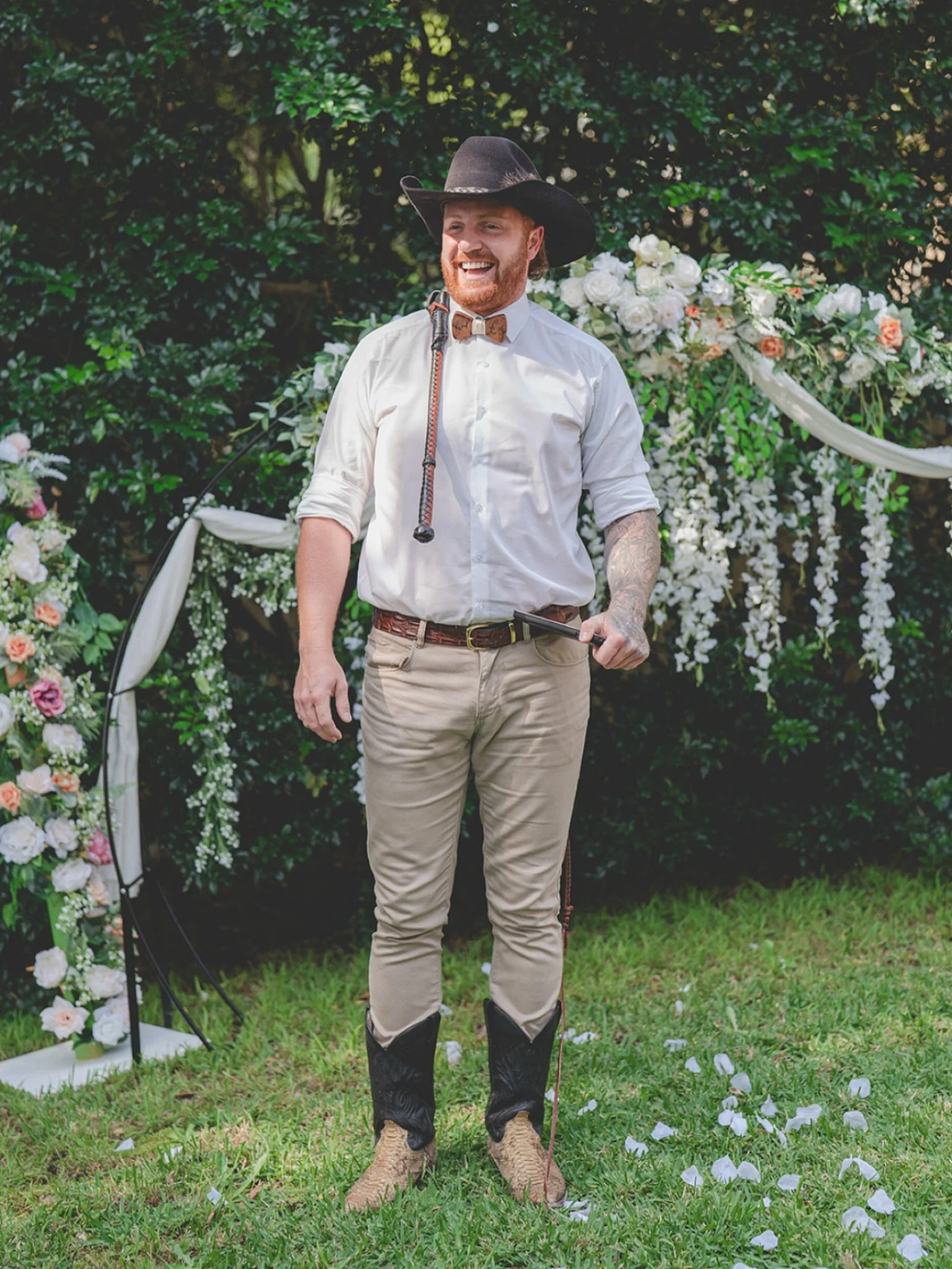 2026 lovers, this is your sign, spots are disappearing faster than my dignity at an open bar 🍾

If you want me hitchin&rsquo; your love story, now&rsquo;s the time to lock it in.
DMs open, mics charged, pants optional. 😏

📸 @yasminanadinephotograp