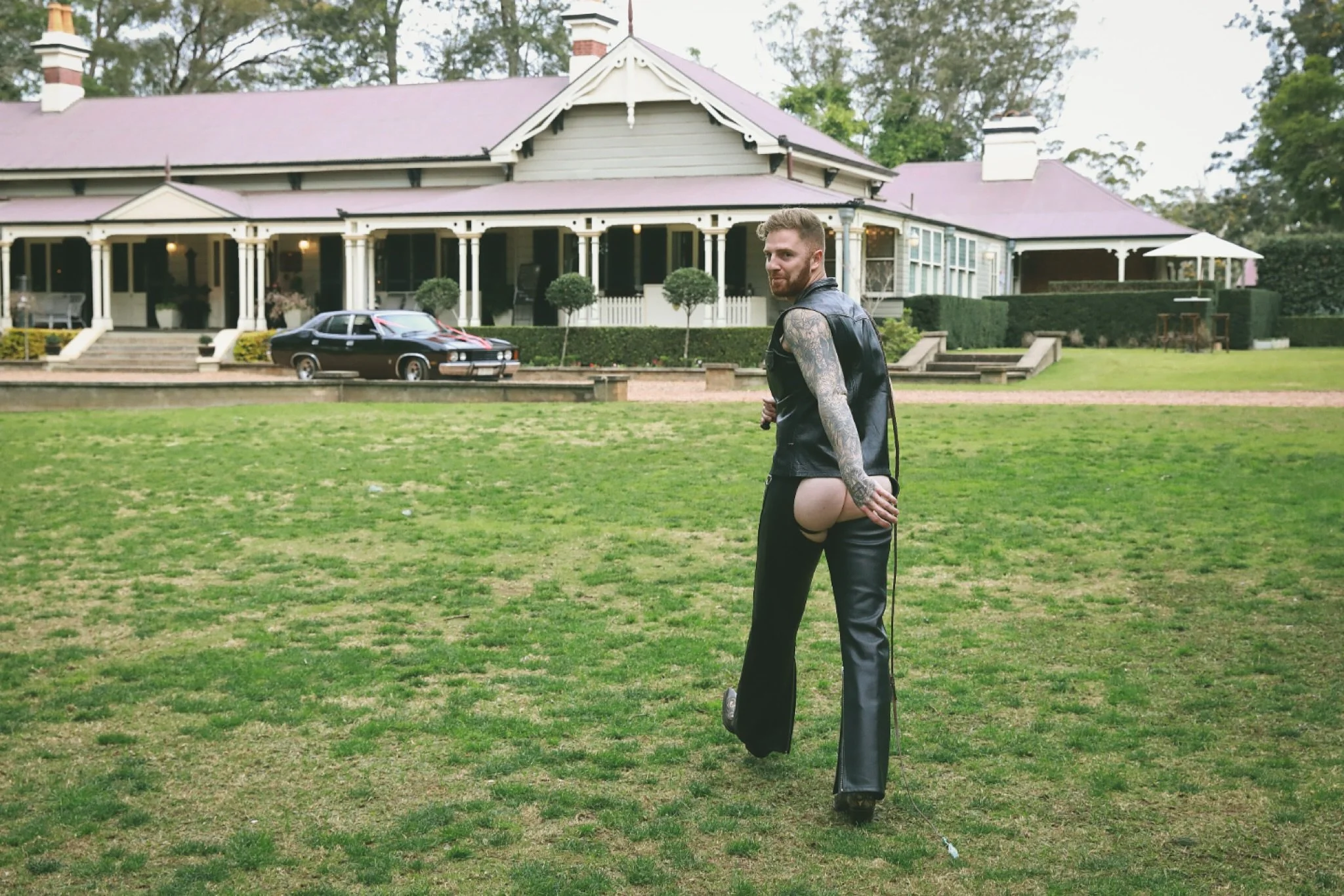 Trick or Treat Lovers, I brought both. 🍑😏

📸 @mjcarlin_weddingphotographer 
🏡 @gabbinbarhomestead