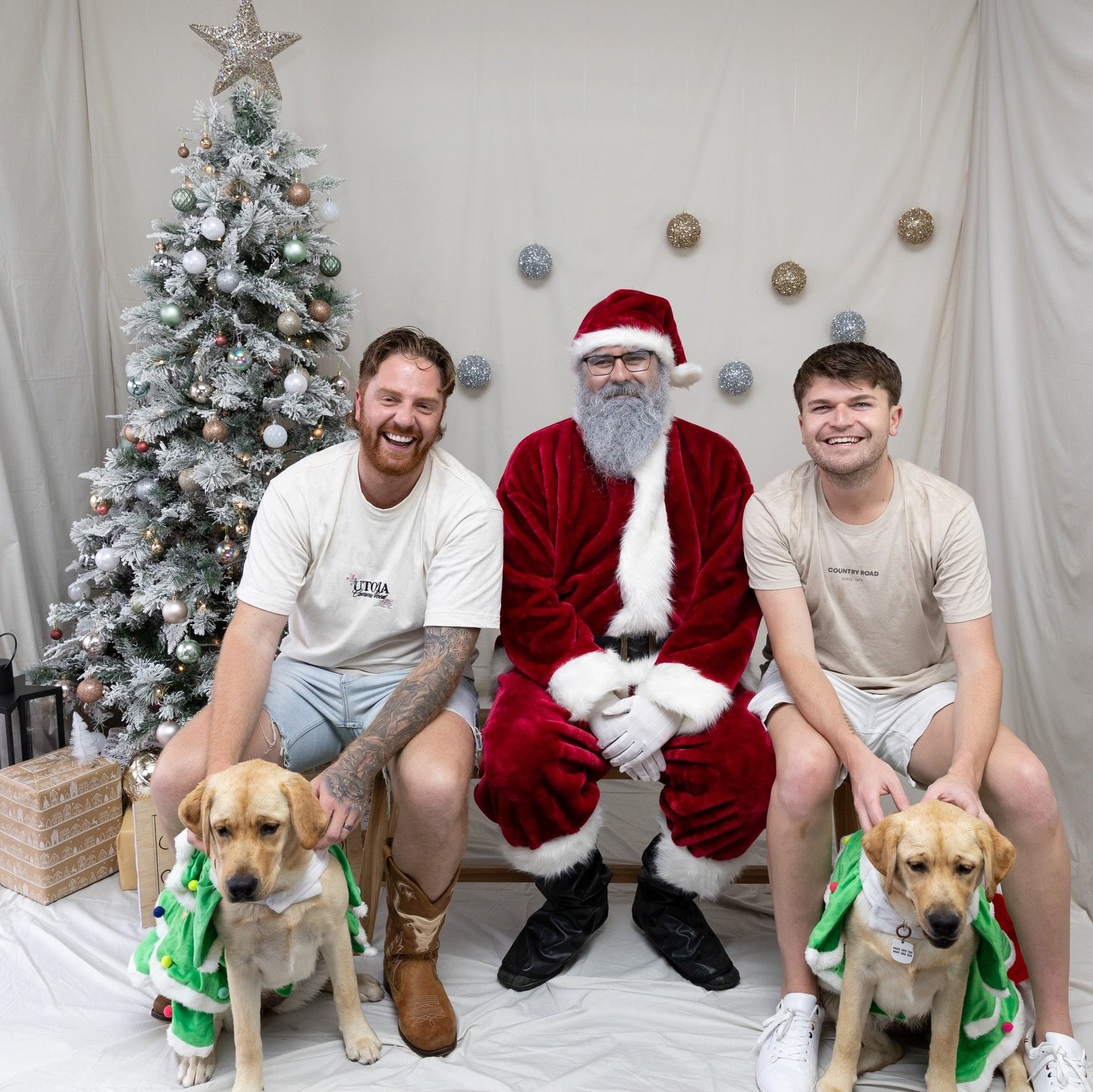 Last Christmas as fianc&eacute;s.
Good girls. Good wine. One impressive sack.
🎅🏼🍷🎄🐾

Shoutout @raineandhorne.mayfield for hosting Santa pics.

📸 @sophreshgerardi
