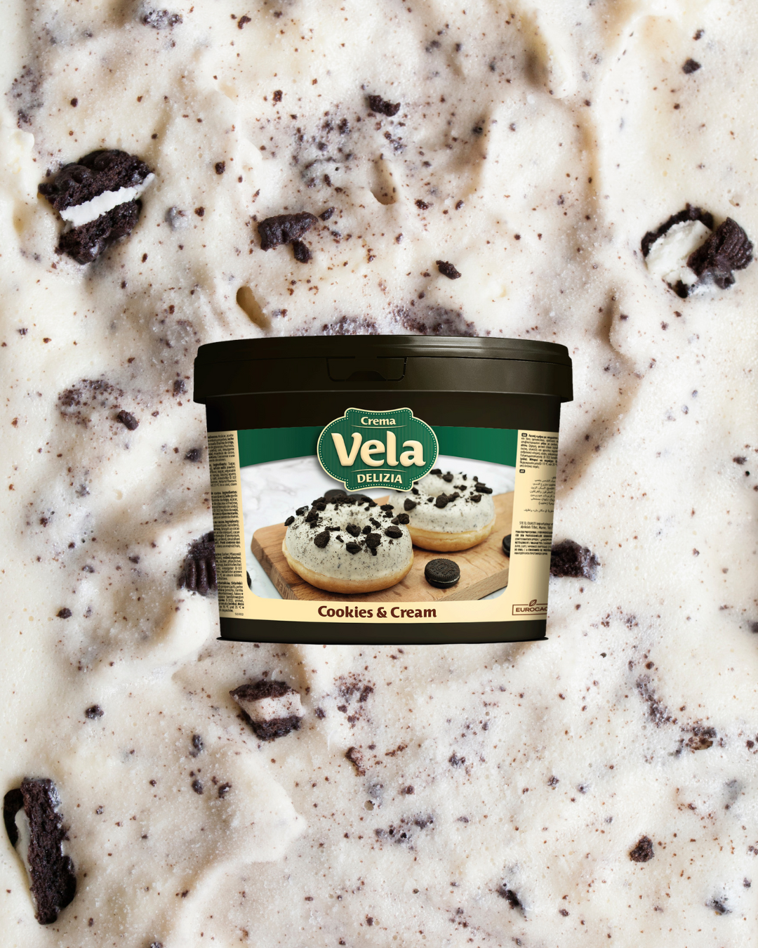 Helado de "Cookies & Cream" de Crema Vela Delizia, con trozos de galleta negra sobre fondo helado.