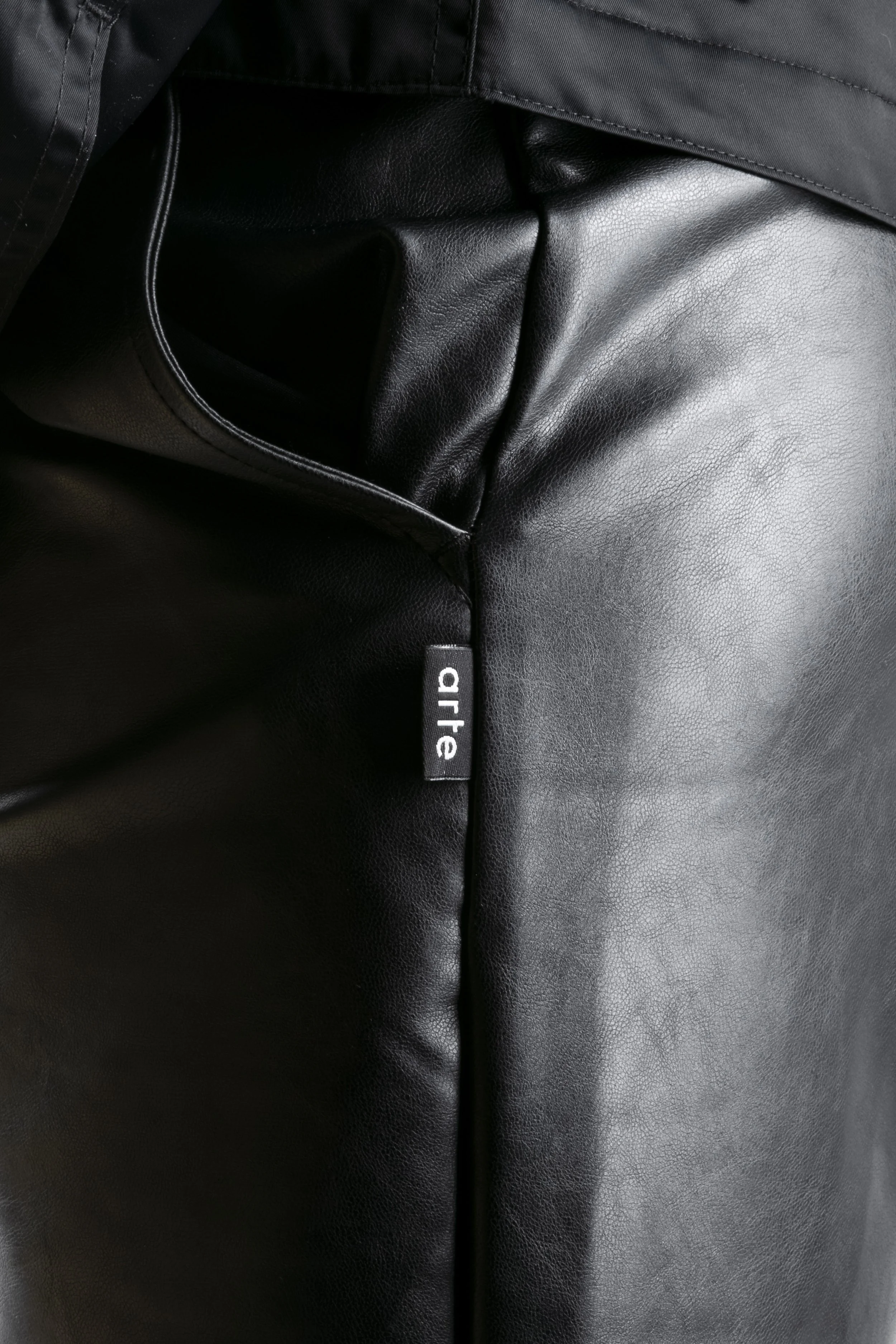 Vieux pantalon en cuir noir avec une étiquette 'arte'