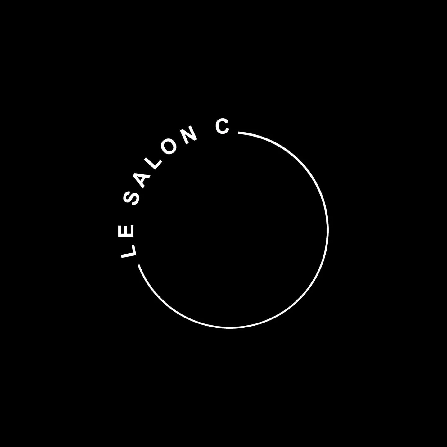 Logo avec un cercle blanc et le texte 'LE SALON C' en arc à l'intérieur, sur fond noir.
