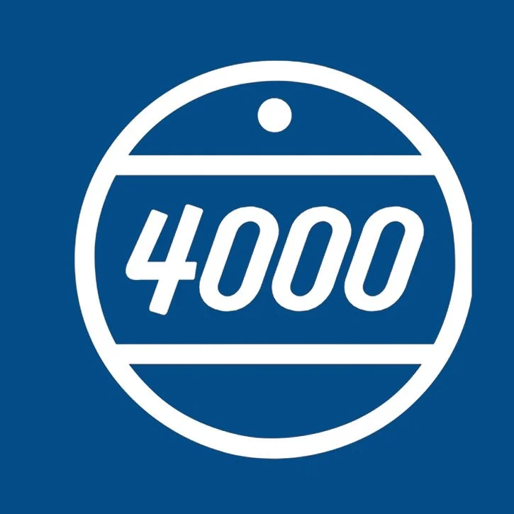 Logo bleu avec un cercle blanc contenant le nombre 4000.