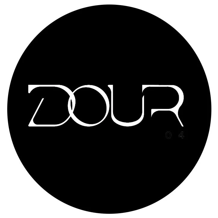 Logo noir circulaire avec le mot 'DOUR' écrit en blanc stylisé.