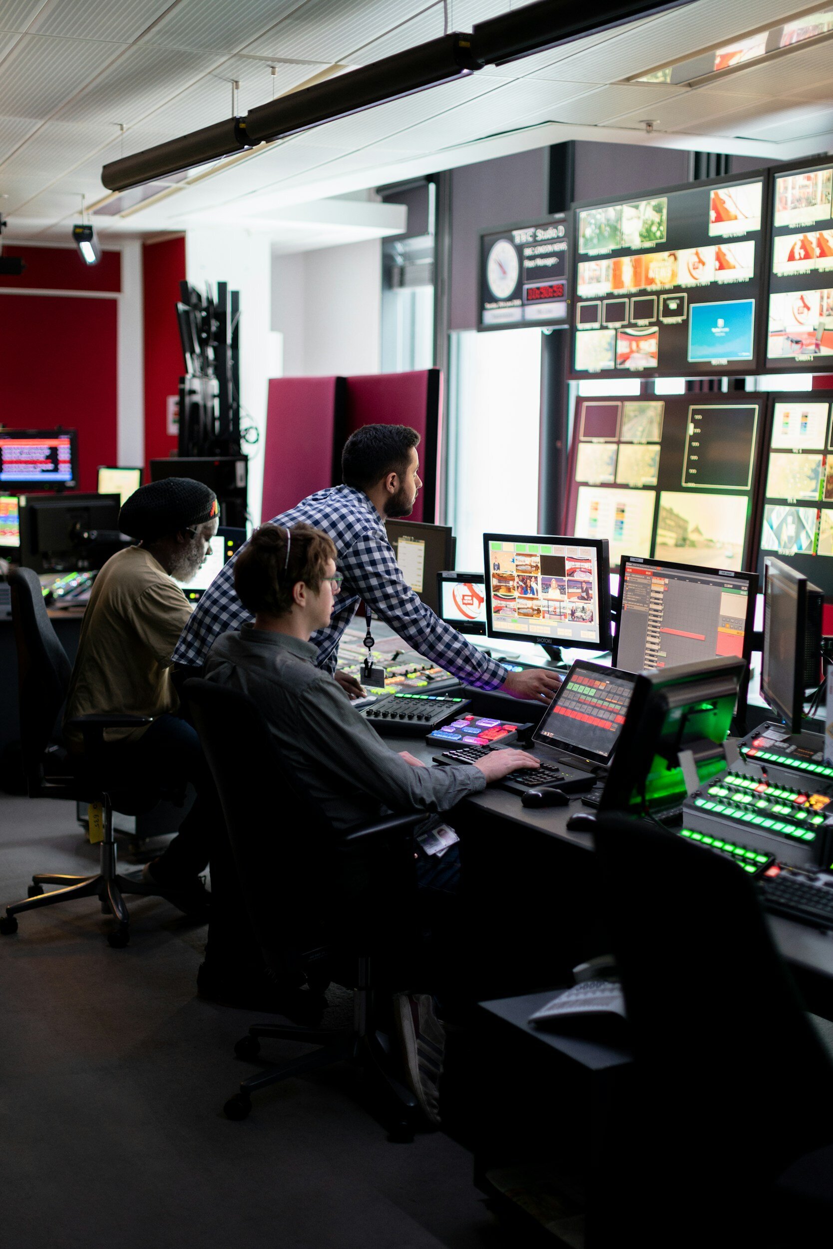 Revolutionizing Workplace Dynamics: Innovations in Office Technology for Enhanced Efficiency and Collaboration