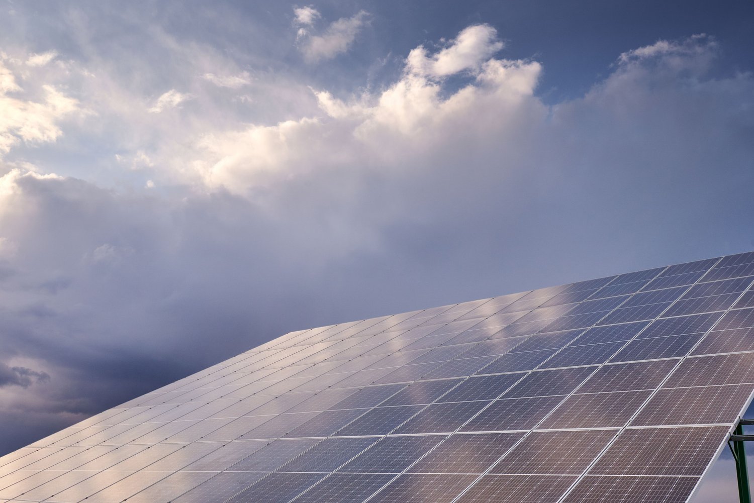 ¿Qué pasa con mis paneles solares cuando llueve?
