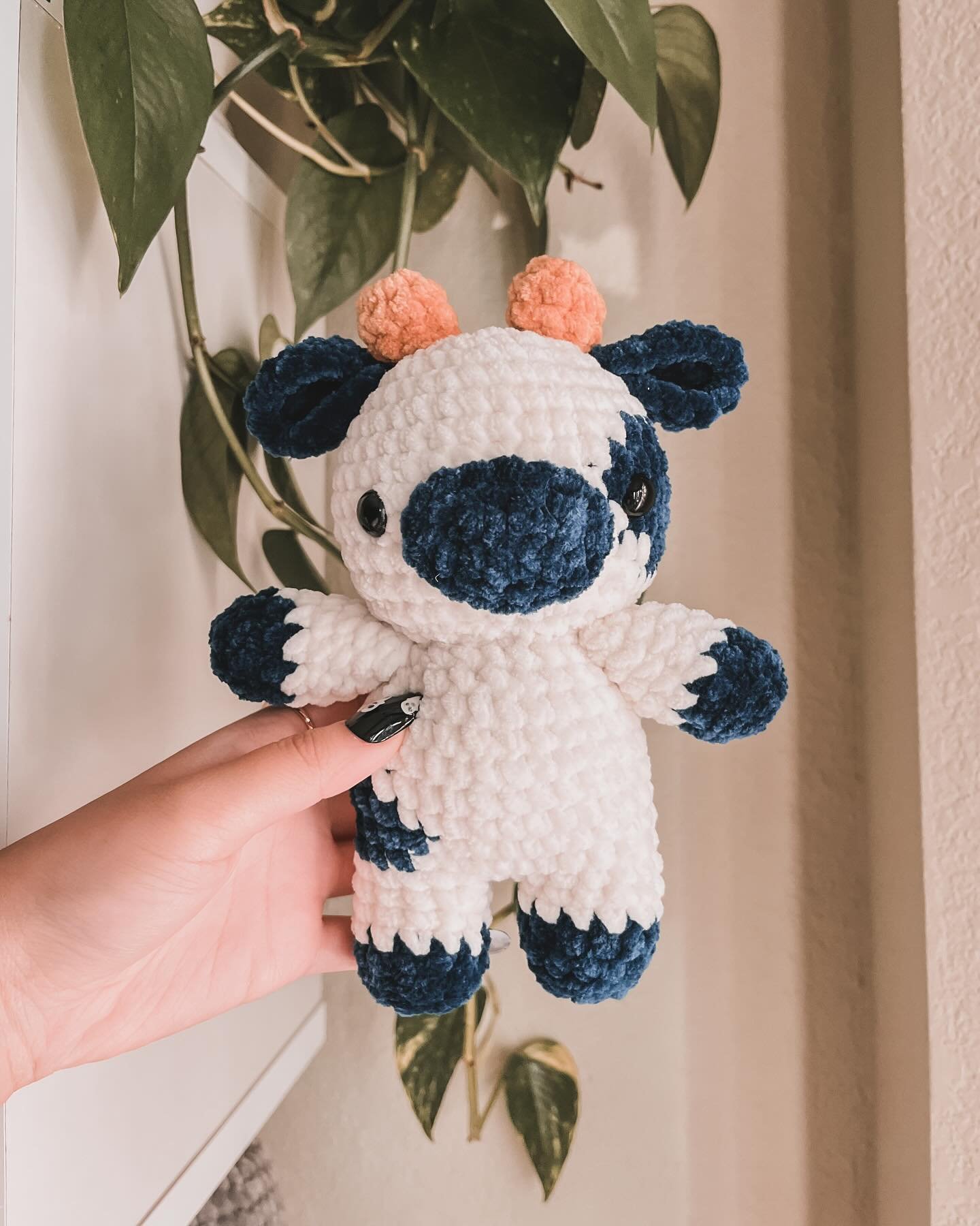 Ya girl&rsquo;s been awol because life&rsquo;s been revving up, but we get to feature old makes 🥹 here&rsquo;s my little #ucdavisgrad cow, order your own for grad season now!!

Yarn: parfait chunky by @premieryarns 
Pattern: @kosinsqa.handmade 

#cr