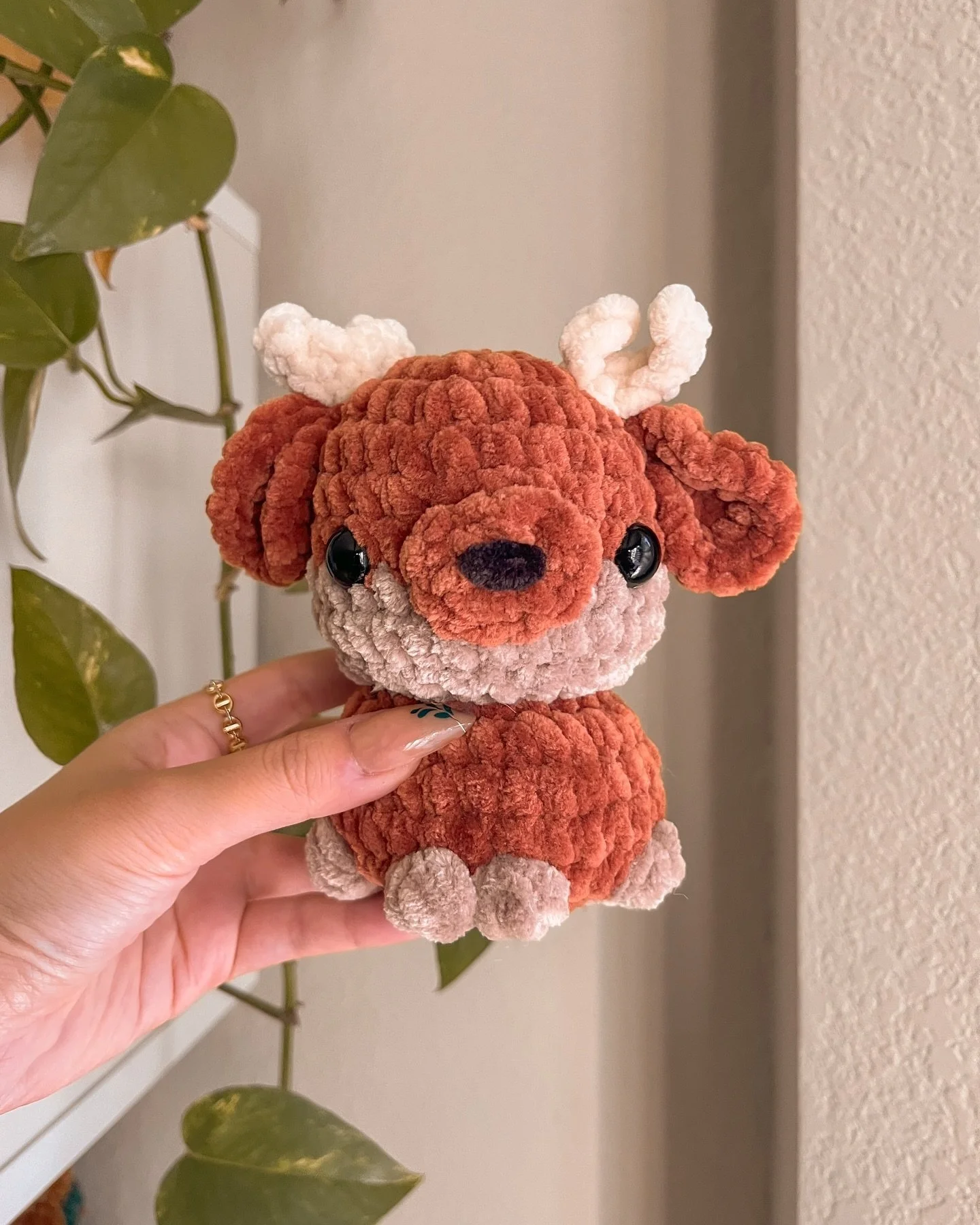 It&rsquo;s timmeeeeee 🦌🎄✨
Free reindeer mod is annually pinned to my page! This is based off my sitting cow pattern 🐮

Yarn: chenille home slim
Pattern: minee (free mod or purchase the pattern pdf in bio!)

#crochet #crochetaddict #crochetlove #cr