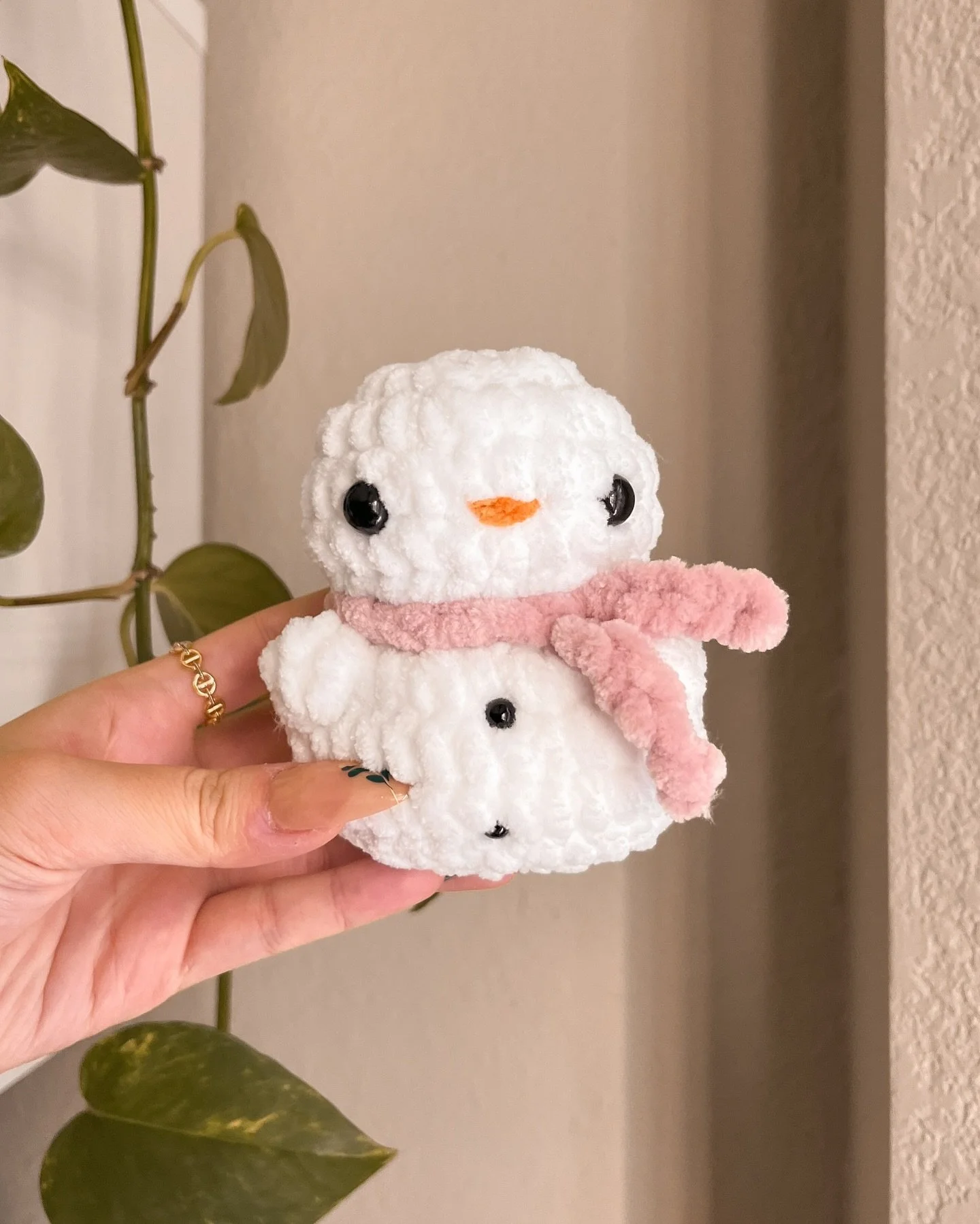 Snow-woman 🌸❄️🎀
Ittiest bittiest little snowman for a girly holiday season 🥰 this went to a young girl and her brother got a matching snowman with a green scarf!!

Yarn: sweet snuggles lite
Pattern: free snowman pattern by @cutestuffcrochet 

#cro