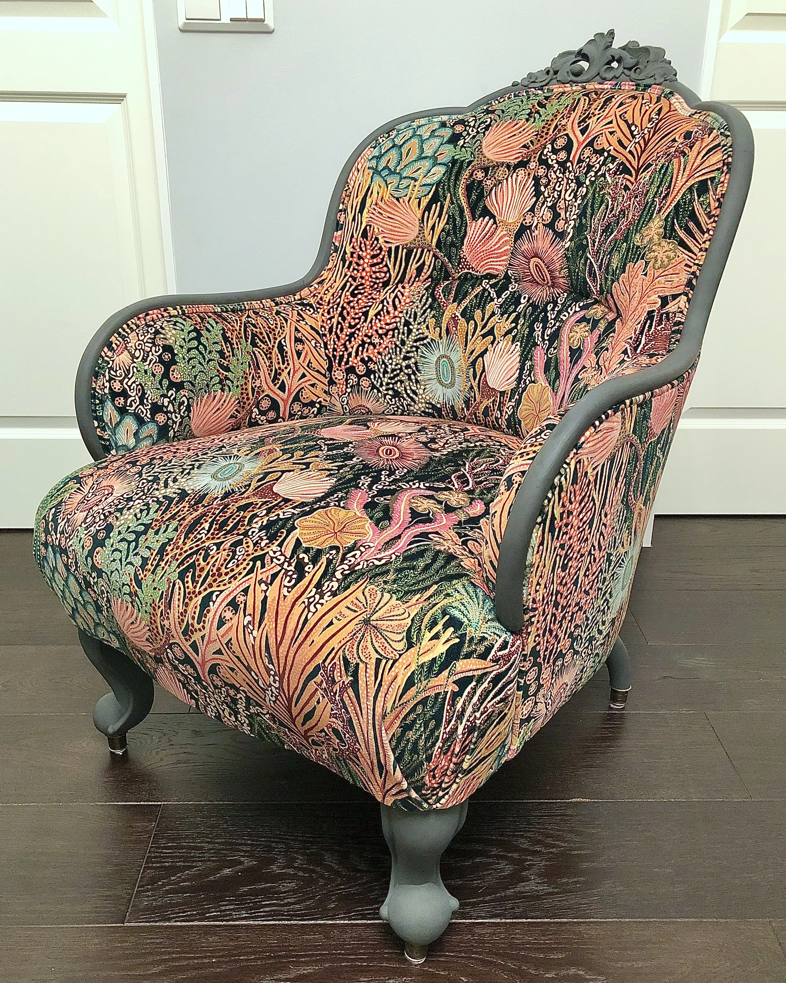 1880- tal fåtölj omklädd i Acropora, Harlequen. Nytt resårhus och nu stoppning i sits. Målat trä
