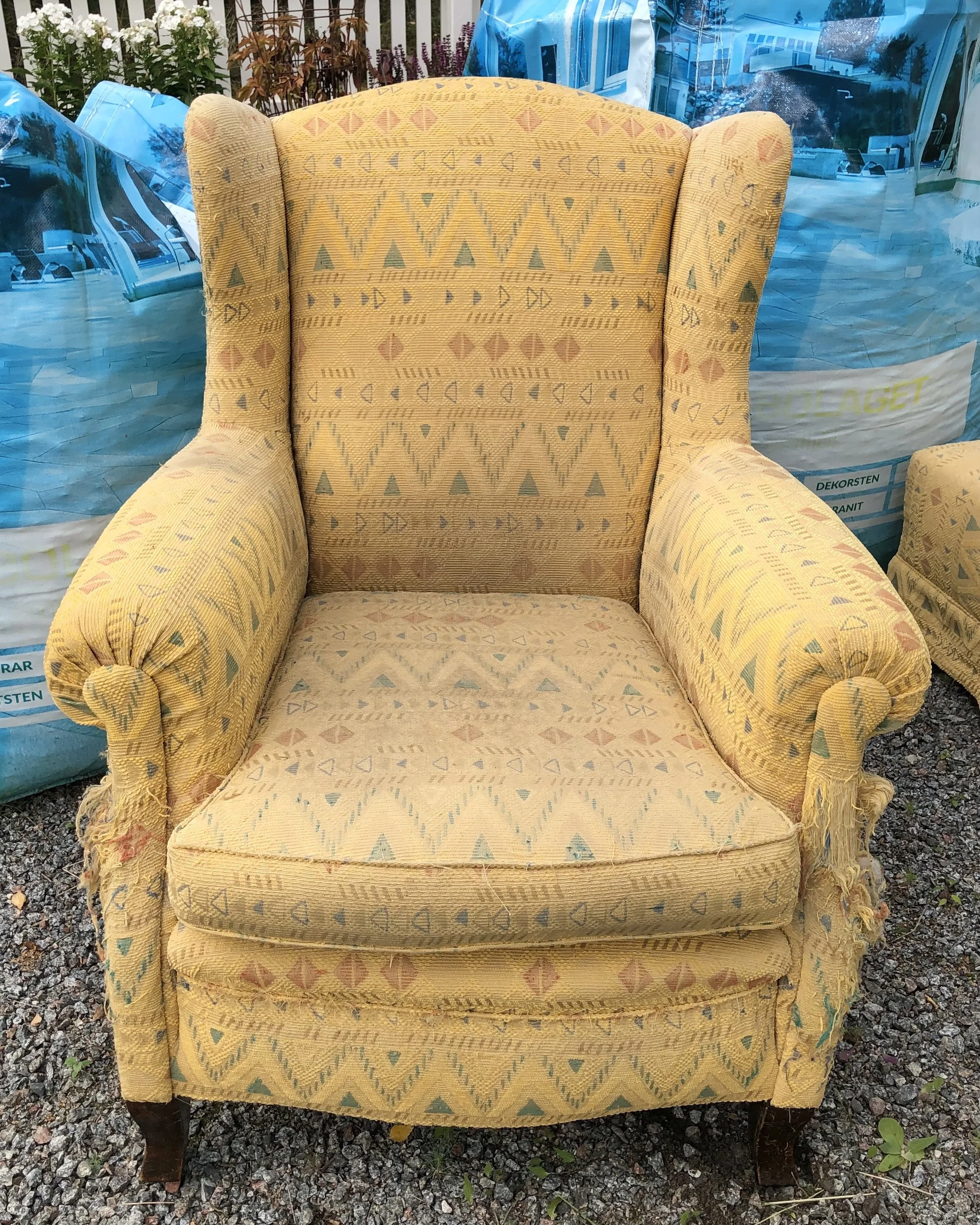 Öronlappsfåtölj innan renovering.