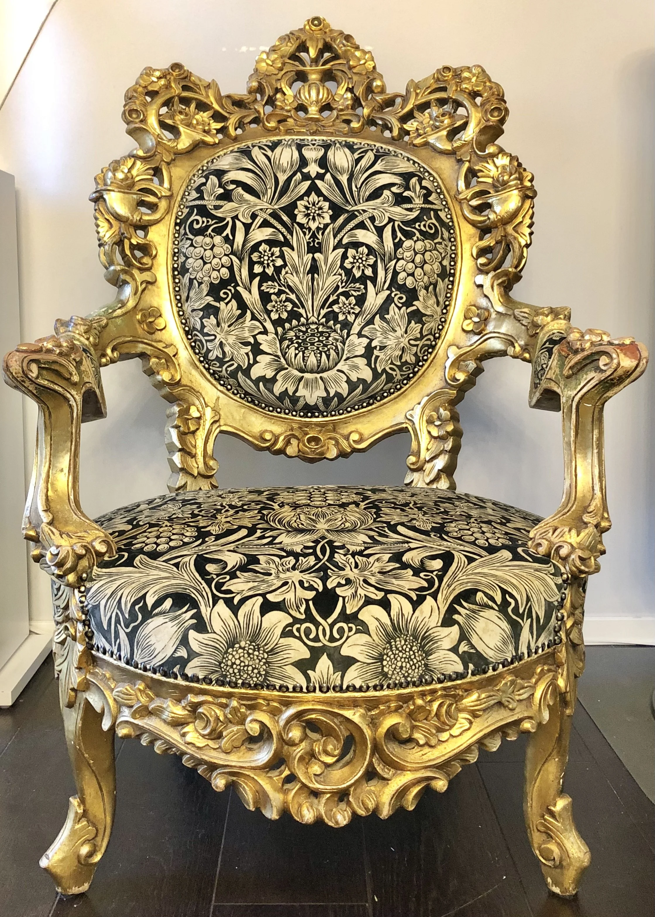 Bronserad tron klädd i Sunflower, William Morris. Nytt resårhus i sitsen