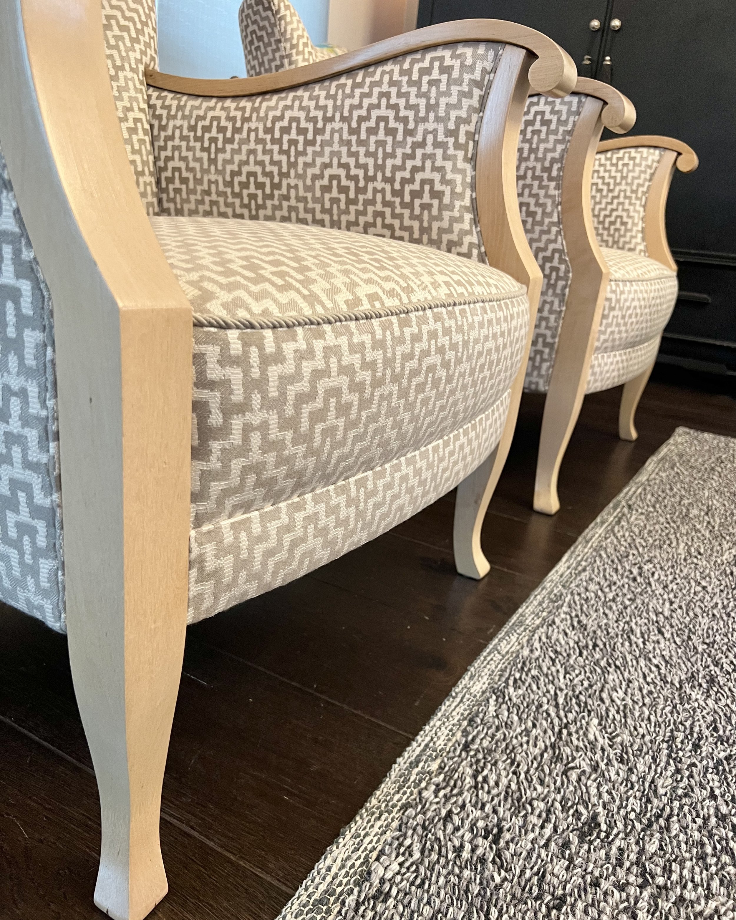 Allt trä har slipats trärent och lackats 