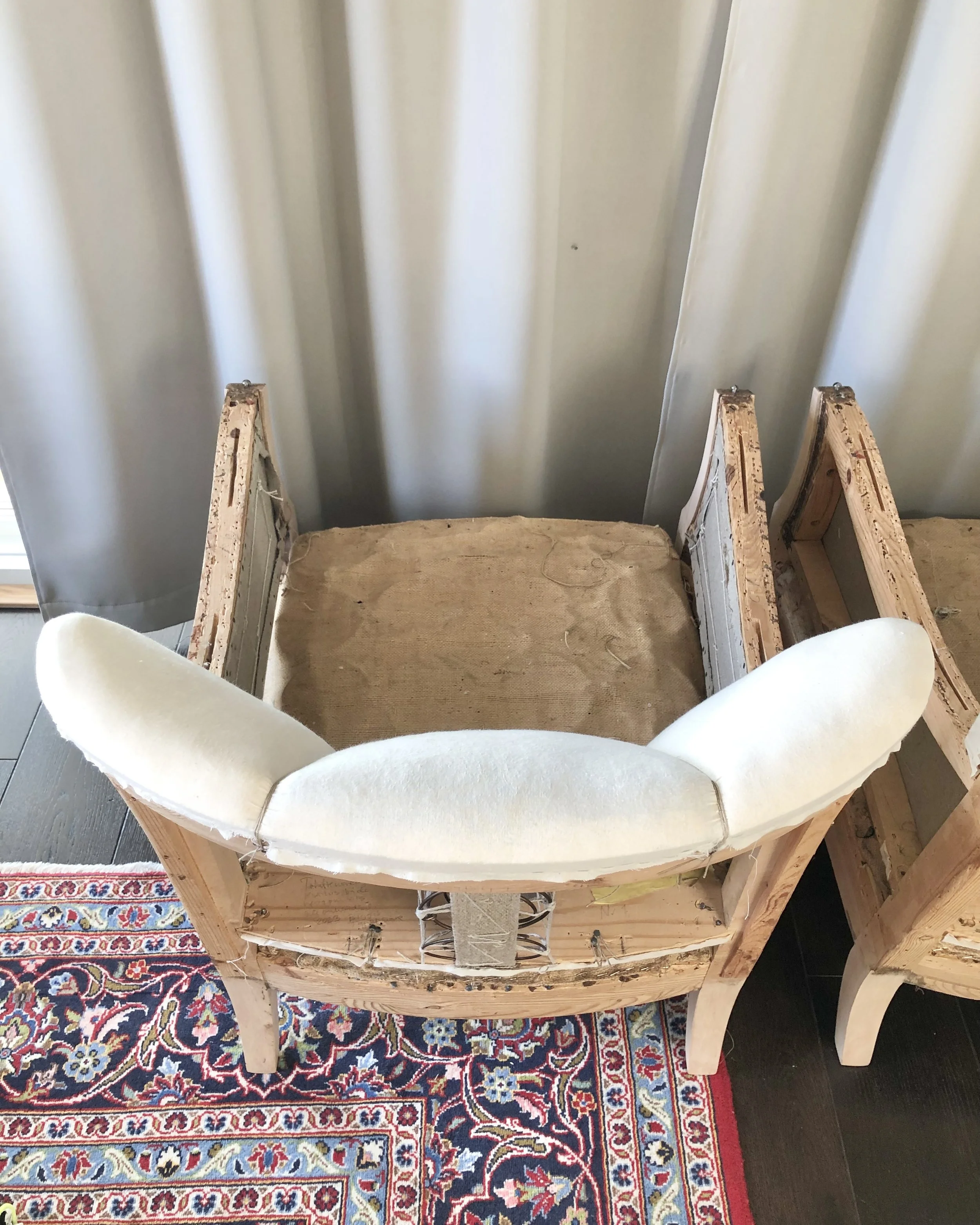 Nyformad ryggstoppning klädd i domestik.