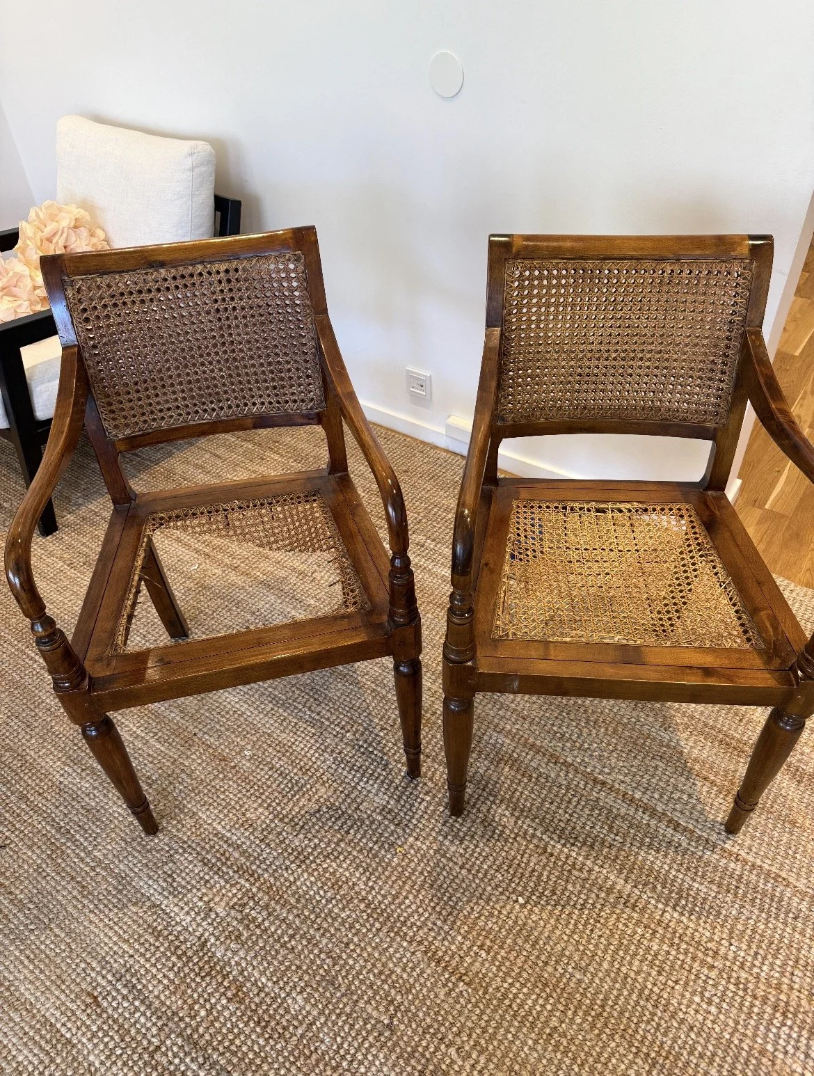 INNAN; Två karmstolar med trasiga  rottingsitsar