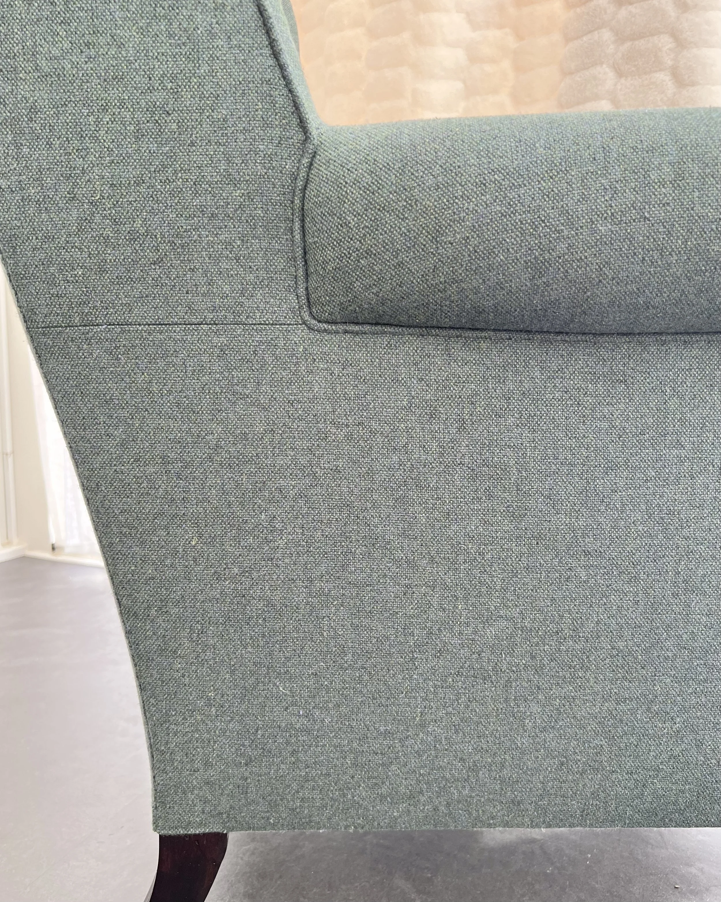 Maskinsydd söm mellan öra och armstöd.