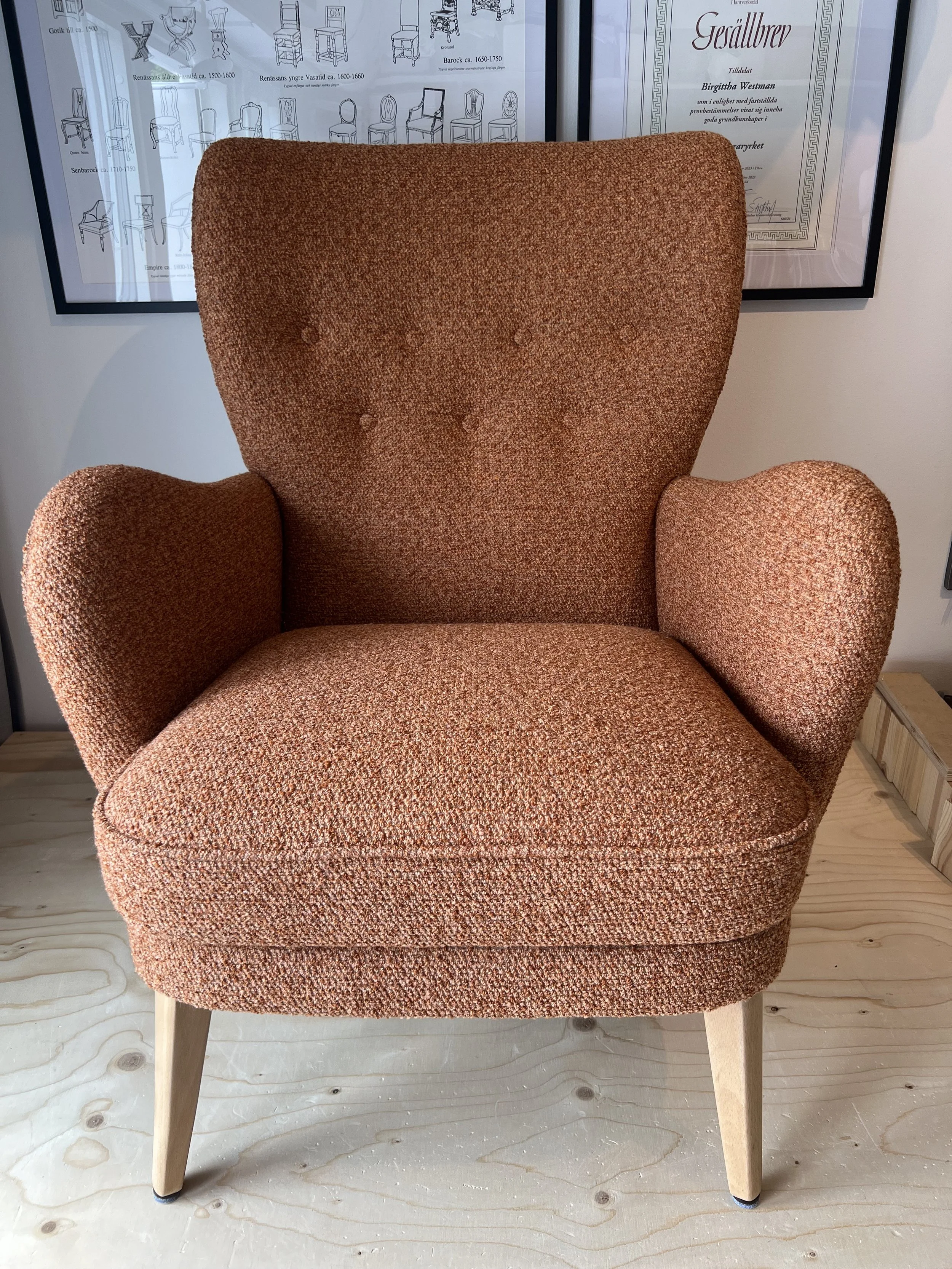 1940-tals fåtölj omklädd i Alfons, Lauritzson. Ny fjädrande plymå och uppdaterad stoppning