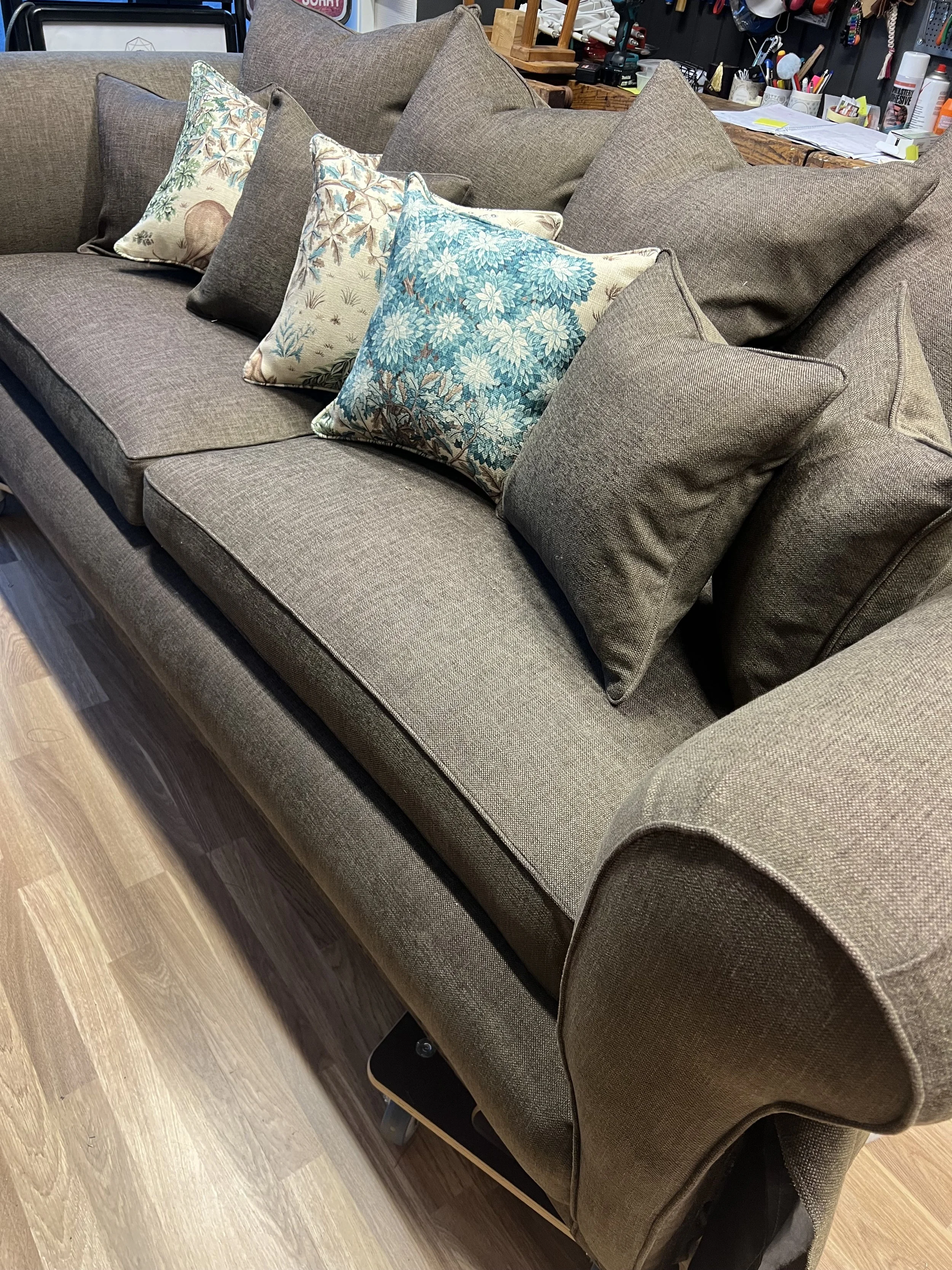 Fler kuddar klädda i The Brook, William Morris