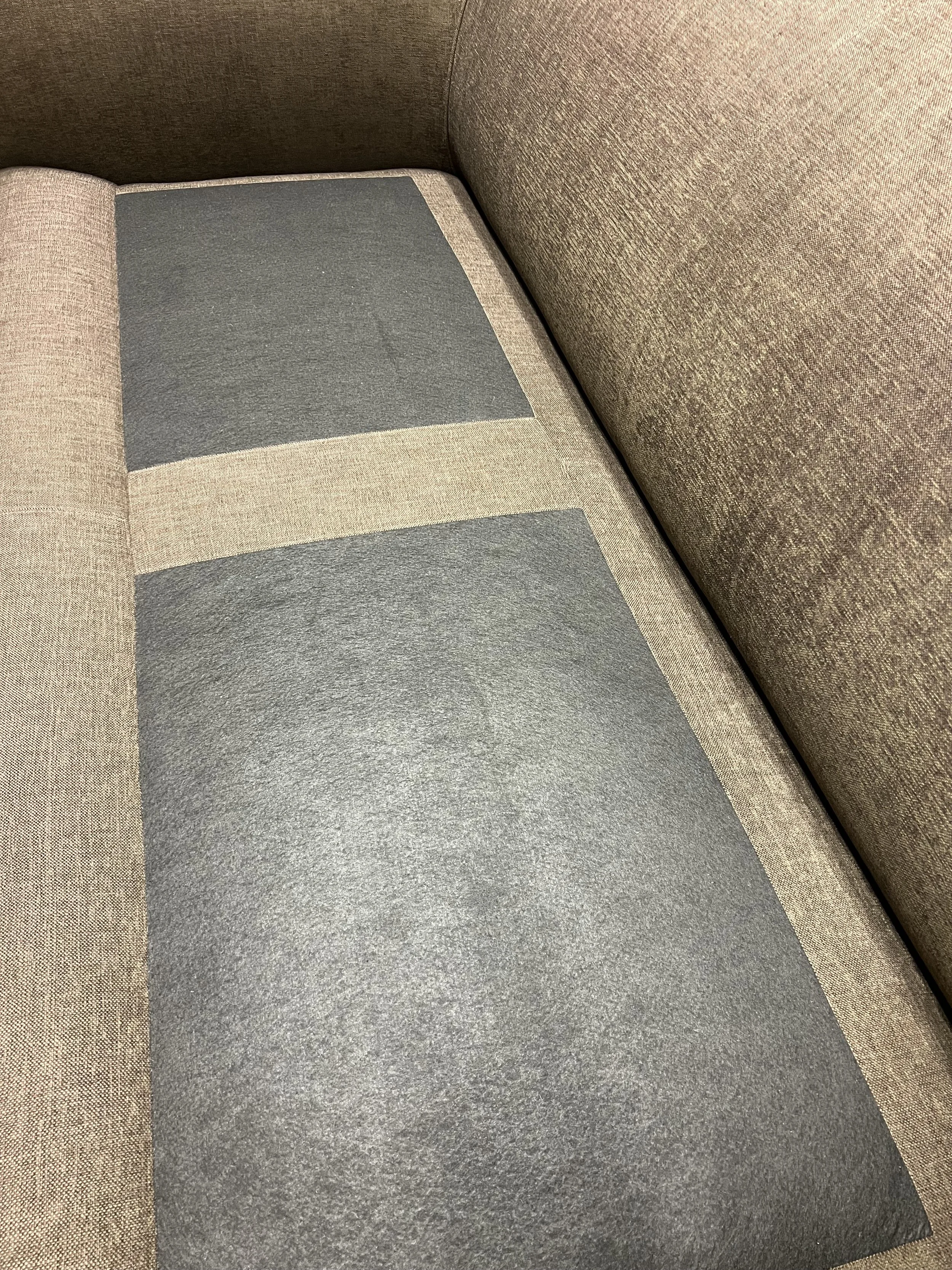 Sits under plymåerna